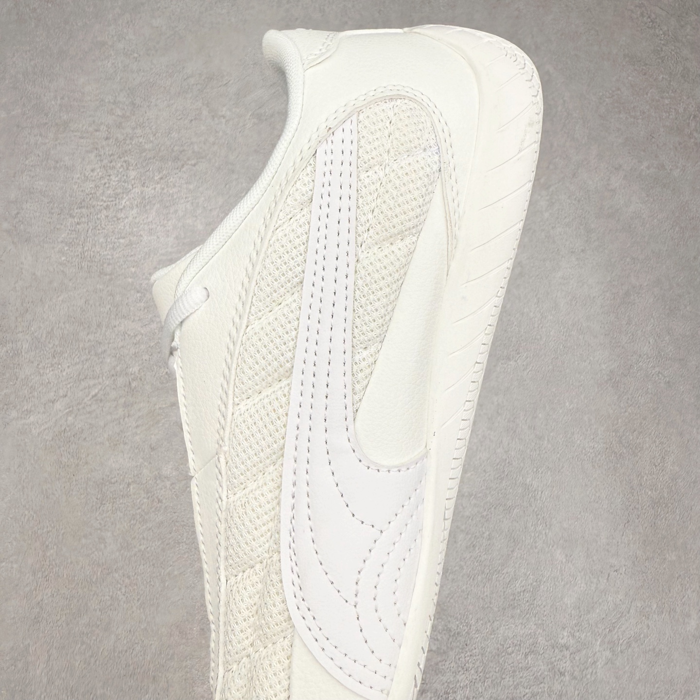 图片[7]-PUMA Speedca Plus 彪马极速赛车系列低帮德训风拼接复古百搭休闲运动赛车鞋 鞋款从80、90年代赛车手所穿的防火赛车鞋为原型，鞋身线条模仿了赛车的流线廓形，体现了空气动力学原理的结构。简约流畅的外观，恰好又和贯穿其中的Formstrip Logo融合恰到好处，视觉上细节丰富且协调。本次Speedcat OG鞋款归来，最大看点自然式保留了窄版鞋型以及薄底构造。这两年各品牌鞋底越做越厚，Speedcat反其道而行之，上脚几乎无鞋底的效果带来耳目一新的视觉体验。鞋面依旧是以质感细腻的麂皮材质打造，并且大面积近乎全包裹的使用，复古味道也愈发浓烈。配色上更是将最原始的黑色和红色带回，向F1赛车队的标志性队服致敬。相信让各位一眼种草的更多是出挑的大红色，上脚即可瞬间点亮整体造型，在以球鞋为核心的OOTD中脱颖而出。而另一款黑色则是低调的万金油，彰显新潮个性的同时又不喧宾夺主，也是热爱简约系穿搭朋友的首选。 尺码：36 37 37.5 38 38.5 39 40 40.5 41 42 42.5 43 44 44.5 45-选品中心