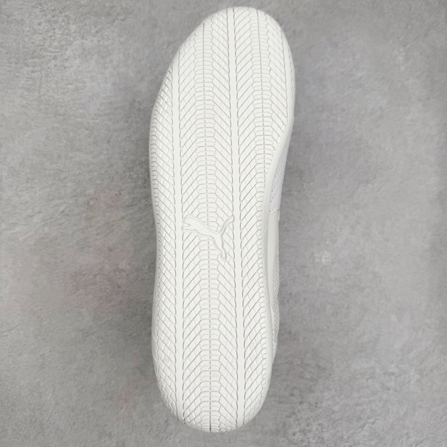 图片[9]-PUMA Speedca Plus 彪马极速赛车系列低帮德训风拼接复古百搭休闲运动赛车鞋 鞋款从80、90年代赛车手所穿的防火赛车鞋为原型，鞋身线条模仿了赛车的流线廓形，体现了空气动力学原理的结构。简约流畅的外观，恰好又和贯穿其中的Formstrip Logo融合恰到好处，视觉上细节丰富且协调。本次Speedcat OG鞋款归来，最大看点自然式保留了窄版鞋型以及薄底构造。这两年各品牌鞋底越做越厚，Speedcat反其道而行之，上脚几乎无鞋底的效果带来耳目一新的视觉体验。鞋面依旧是以质感细腻的麂皮材质打造，并且大面积近乎全包裹的使用，复古味道也愈发浓烈。配色上更是将最原始的黑色和红色带回，向F1赛车队的标志性队服致敬。相信让各位一眼种草的更多是出挑的大红色，上脚即可瞬间点亮整体造型，在以球鞋为核心的OOTD中脱颖而出。而另一款黑色则是低调的万金油，彰显新潮个性的同时又不喧宾夺主，也是热爱简约系穿搭朋友的首选。 尺码：36 37 37.5 38 38.5 39 40 40.5 41 42 42.5 43 44 44.5 45-选品中心