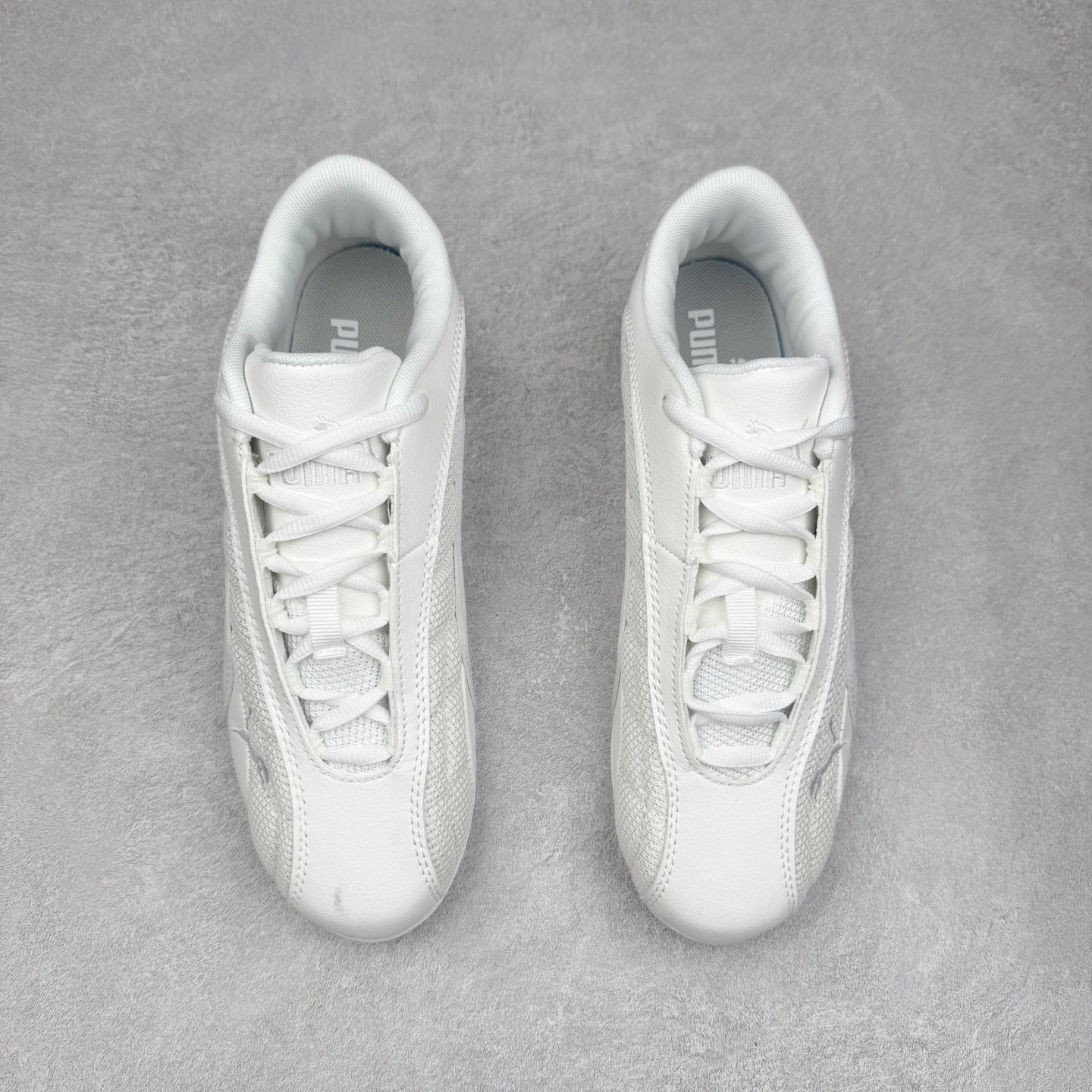 图片[2]-PUMA Speedca Plus 彪马极速赛车系列低帮德训风拼接复古百搭休闲运动赛车鞋 鞋款从80、90年代赛车手所穿的防火赛车鞋为原型，鞋身线条模仿了赛车的流线廓形，体现了空气动力学原理的结构。简约流畅的外观，恰好又和贯穿其中的Formstrip Logo融合恰到好处，视觉上细节丰富且协调。本次Speedcat OG鞋款归来，最大看点自然式保留了窄版鞋型以及薄底构造。这两年各品牌鞋底越做越厚，Speedcat反其道而行之，上脚几乎无鞋底的效果带来耳目一新的视觉体验。鞋面依旧是以质感细腻的麂皮材质打造，并且大面积近乎全包裹的使用，复古味道也愈发浓烈。配色上更是将最原始的黑色和红色带回，向F1赛车队的标志性队服致敬。相信让各位一眼种草的更多是出挑的大红色，上脚即可瞬间点亮整体造型，在以球鞋为核心的OOTD中脱颖而出。而另一款黑色则是低调的万金油，彰显新潮个性的同时又不喧宾夺主，也是热爱简约系穿搭朋友的首选。 尺码：36 37 37.5 38 38.5 39 40 40.5 41 42 42.5 43 44 44.5 45-选品中心