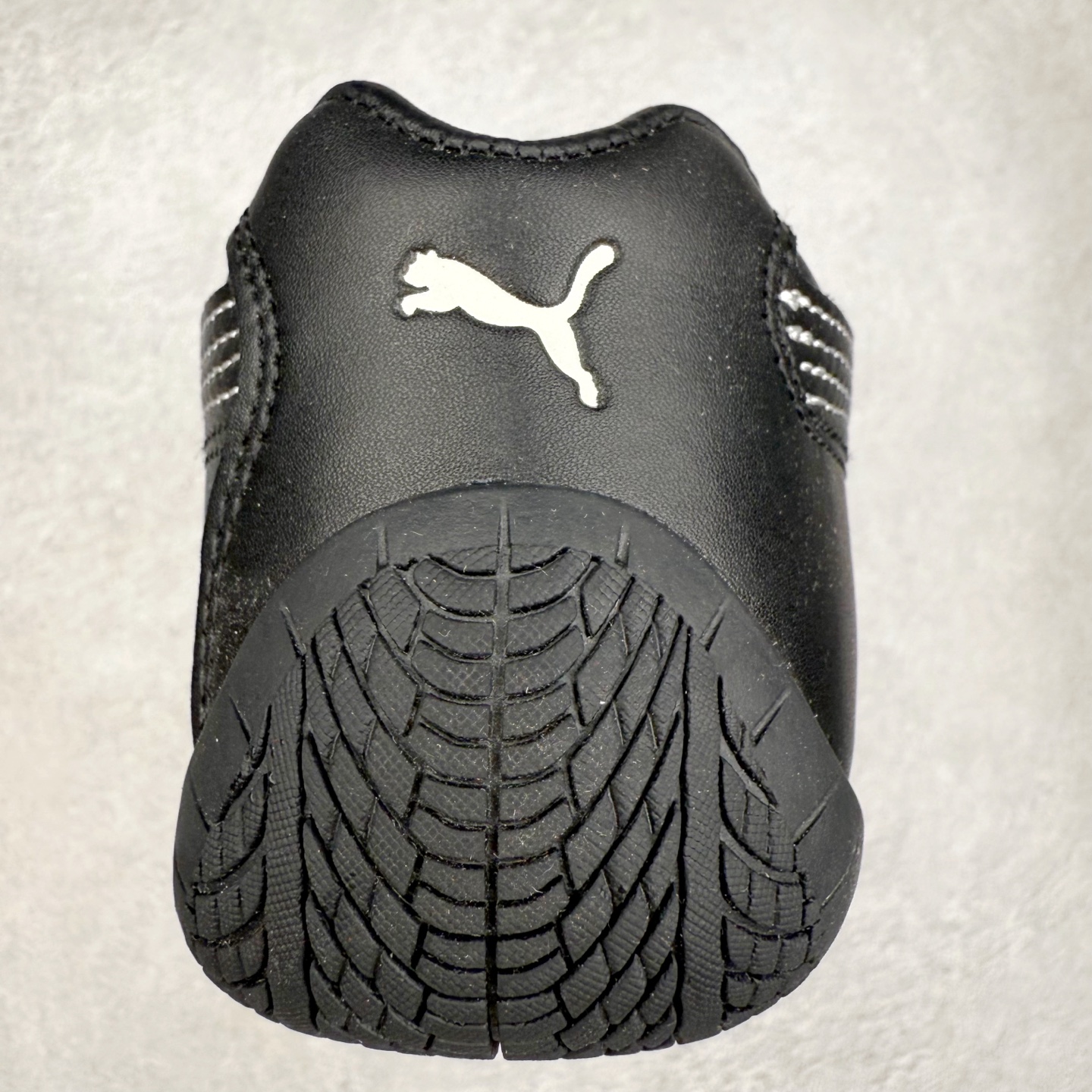 图片[8]-＃TG特价福利 PUMA Speedca OG 彪马极速赛车系列低帮德训风拼接复古百搭休闲运动赛车鞋 鞋款从80、90年代赛车手所穿的防火赛车鞋为原型，鞋身线条模仿了赛车的流线廓形，体现了空气动力学原理的结构。简约流畅的外观，恰好又和贯穿其中的Formstrip Logo融合恰到好处，视觉上细节丰富且协调。本次Speedcat OG鞋款归来，最大看点自然式保留了窄版鞋型以及薄底构造。这两年各品牌鞋底越做越厚，Speedcat反其道而行之，上脚几乎无鞋底的效果带来耳目一新的视觉体验。鞋面依旧是以质感细腻的麂皮材质打造，并且大面积近乎全包裹的使用，复古味道也愈发浓烈。配色上更是将最原始的黑色和红色带回，向F1赛车队的标志性队服致敬。相信让各位一眼种草的更多是出挑的大红色，上脚即可瞬间点亮整体造型，在以球鞋为核心的OOTD中脱颖而出。而另一款黑色则是低调的万金油，彰显新潮个性的同时又不喧宾夺主，也是热爱简约系穿搭朋友的首选。 尺码：35.5 36 37 37.5 38 38.5 39 40 40.5 41 42 42.5 43 44 44.5 45-选品中心