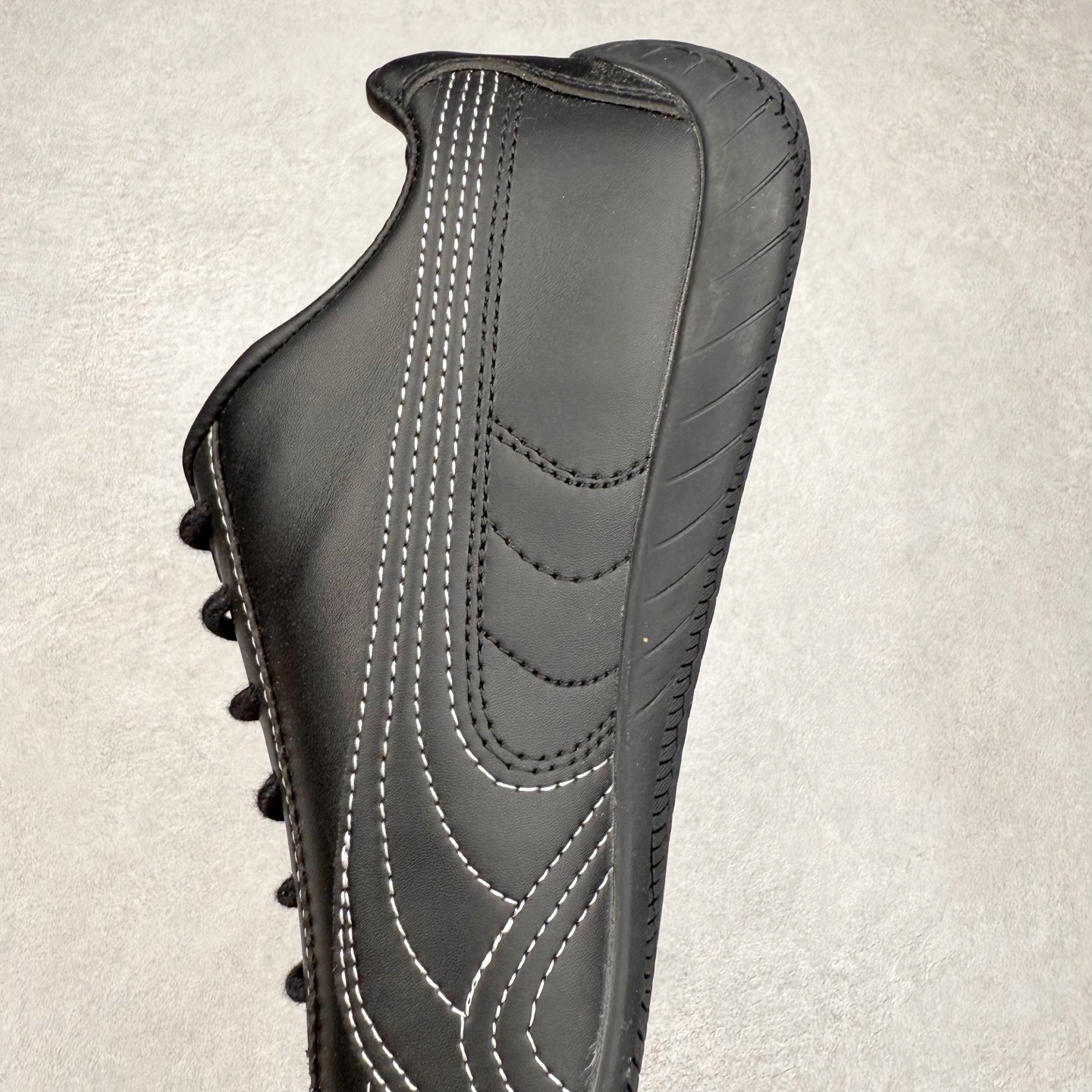 图片[7]-＃TG特价福利 PUMA Speedca OG 彪马极速赛车系列低帮德训风拼接复古百搭休闲运动赛车鞋 鞋款从80、90年代赛车手所穿的防火赛车鞋为原型，鞋身线条模仿了赛车的流线廓形，体现了空气动力学原理的结构。简约流畅的外观，恰好又和贯穿其中的Formstrip Logo融合恰到好处，视觉上细节丰富且协调。本次Speedcat OG鞋款归来，最大看点自然式保留了窄版鞋型以及薄底构造。这两年各品牌鞋底越做越厚，Speedcat反其道而行之，上脚几乎无鞋底的效果带来耳目一新的视觉体验。鞋面依旧是以质感细腻的麂皮材质打造，并且大面积近乎全包裹的使用，复古味道也愈发浓烈。配色上更是将最原始的黑色和红色带回，向F1赛车队的标志性队服致敬。相信让各位一眼种草的更多是出挑的大红色，上脚即可瞬间点亮整体造型，在以球鞋为核心的OOTD中脱颖而出。而另一款黑色则是低调的万金油，彰显新潮个性的同时又不喧宾夺主，也是热爱简约系穿搭朋友的首选。 尺码：35.5 36 37 37.5 38 38.5 39 40 40.5 41 42 42.5 43 44 44.5 45-选品中心