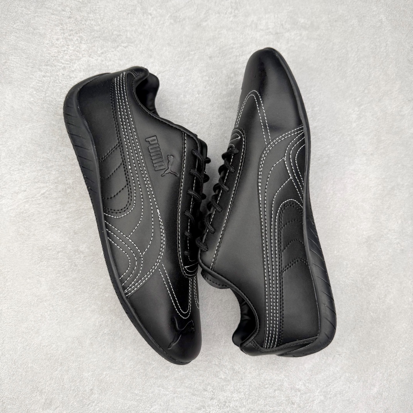 图片[3]-＃TG特价福利 PUMA Speedca OG 彪马极速赛车系列低帮德训风拼接复古百搭休闲运动赛车鞋 鞋款从80、90年代赛车手所穿的防火赛车鞋为原型，鞋身线条模仿了赛车的流线廓形，体现了空气动力学原理的结构。简约流畅的外观，恰好又和贯穿其中的Formstrip Logo融合恰到好处，视觉上细节丰富且协调。本次Speedcat OG鞋款归来，最大看点自然式保留了窄版鞋型以及薄底构造。这两年各品牌鞋底越做越厚，Speedcat反其道而行之，上脚几乎无鞋底的效果带来耳目一新的视觉体验。鞋面依旧是以质感细腻的麂皮材质打造，并且大面积近乎全包裹的使用，复古味道也愈发浓烈。配色上更是将最原始的黑色和红色带回，向F1赛车队的标志性队服致敬。相信让各位一眼种草的更多是出挑的大红色，上脚即可瞬间点亮整体造型，在以球鞋为核心的OOTD中脱颖而出。而另一款黑色则是低调的万金油，彰显新潮个性的同时又不喧宾夺主，也是热爱简约系穿搭朋友的首选。 尺码：35.5 36 37 37.5 38 38.5 39 40 40.5 41 42 42.5 43 44 44.5 45-选品中心