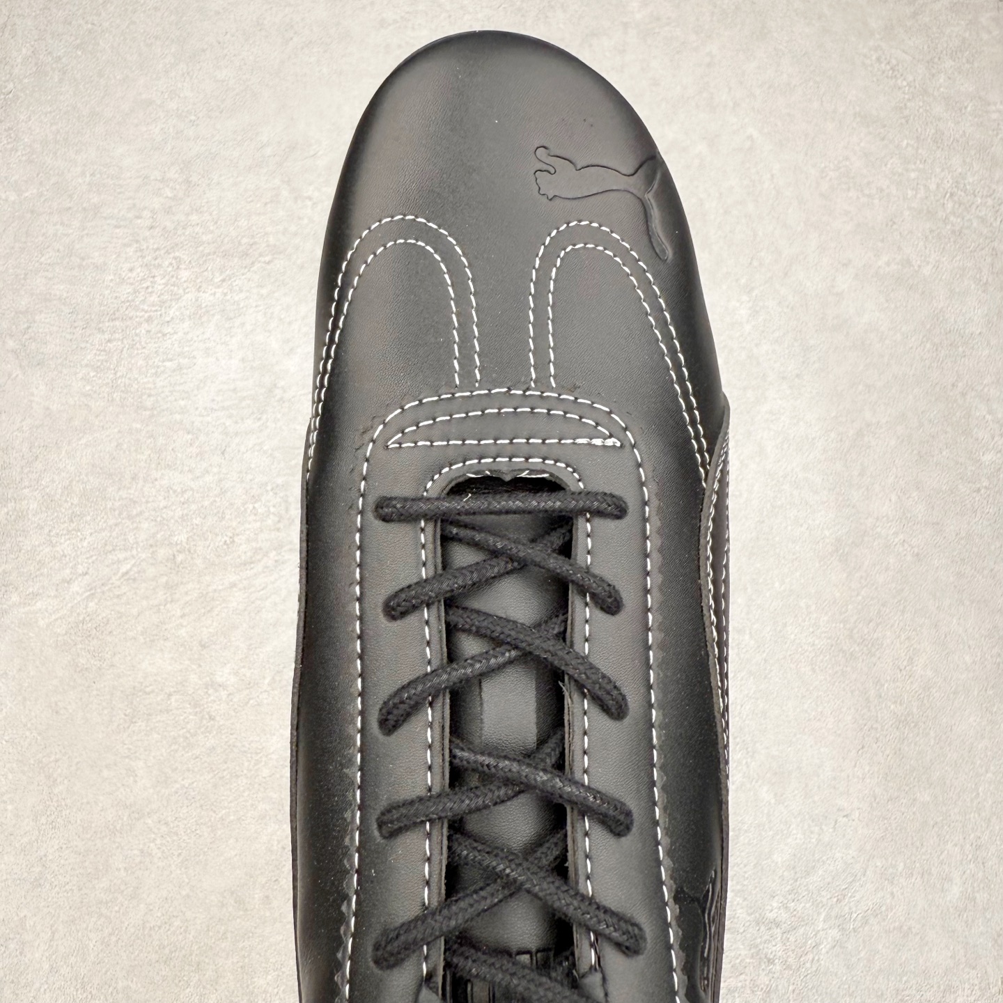 图片[4]-＃TG特价福利 PUMA Speedca OG 彪马极速赛车系列低帮德训风拼接复古百搭休闲运动赛车鞋 鞋款从80、90年代赛车手所穿的防火赛车鞋为原型，鞋身线条模仿了赛车的流线廓形，体现了空气动力学原理的结构。简约流畅的外观，恰好又和贯穿其中的Formstrip Logo融合恰到好处，视觉上细节丰富且协调。本次Speedcat OG鞋款归来，最大看点自然式保留了窄版鞋型以及薄底构造。这两年各品牌鞋底越做越厚，Speedcat反其道而行之，上脚几乎无鞋底的效果带来耳目一新的视觉体验。鞋面依旧是以质感细腻的麂皮材质打造，并且大面积近乎全包裹的使用，复古味道也愈发浓烈。配色上更是将最原始的黑色和红色带回，向F1赛车队的标志性队服致敬。相信让各位一眼种草的更多是出挑的大红色，上脚即可瞬间点亮整体造型，在以球鞋为核心的OOTD中脱颖而出。而另一款黑色则是低调的万金油，彰显新潮个性的同时又不喧宾夺主，也是热爱简约系穿搭朋友的首选。 尺码：35.5 36 37 37.5 38 38.5 39 40 40.5 41 42 42.5 43 44 44.5 45-选品中心