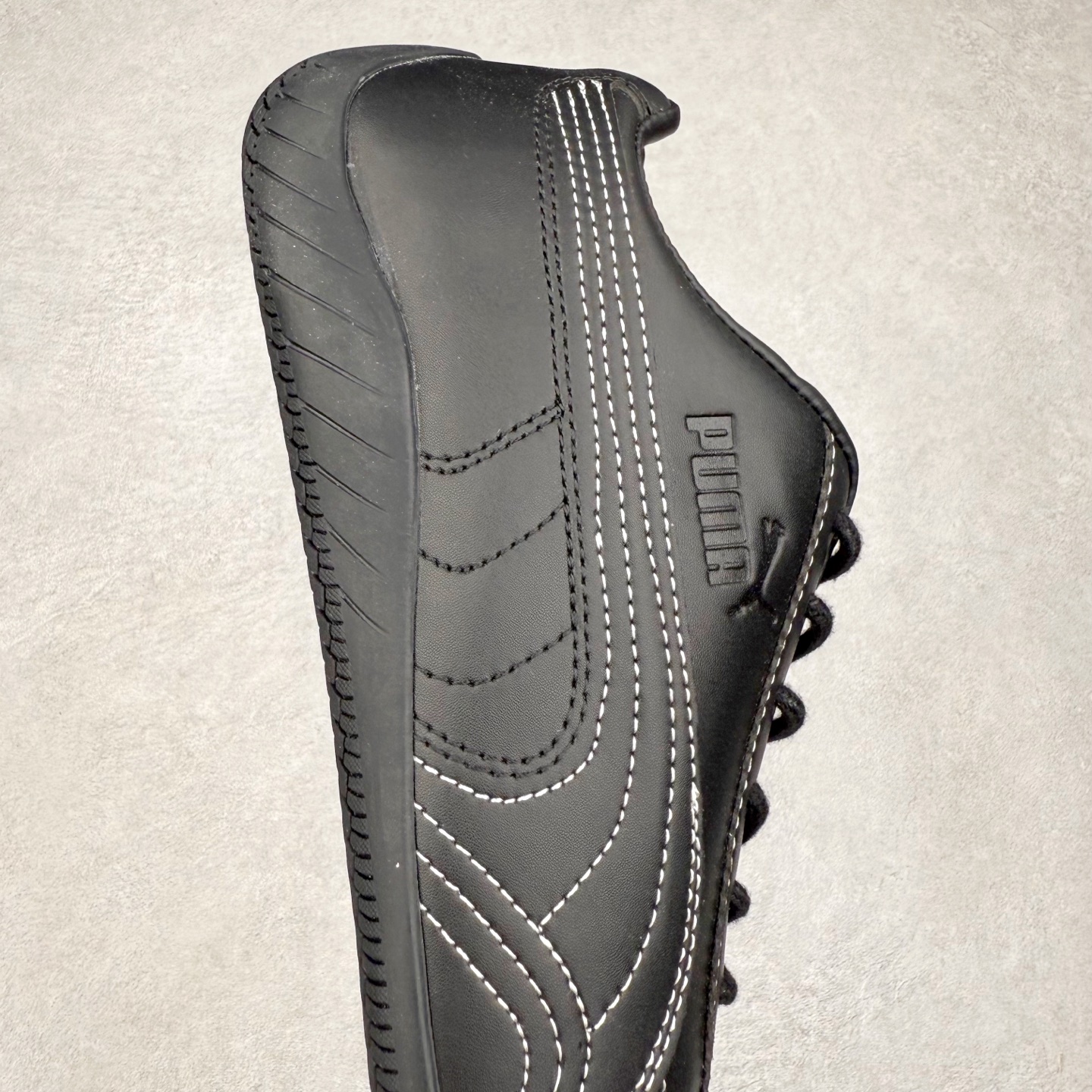 图片[6]-＃TG特价福利 PUMA Speedca OG 彪马极速赛车系列低帮德训风拼接复古百搭休闲运动赛车鞋 鞋款从80、90年代赛车手所穿的防火赛车鞋为原型，鞋身线条模仿了赛车的流线廓形，体现了空气动力学原理的结构。简约流畅的外观，恰好又和贯穿其中的Formstrip Logo融合恰到好处，视觉上细节丰富且协调。本次Speedcat OG鞋款归来，最大看点自然式保留了窄版鞋型以及薄底构造。这两年各品牌鞋底越做越厚，Speedcat反其道而行之，上脚几乎无鞋底的效果带来耳目一新的视觉体验。鞋面依旧是以质感细腻的麂皮材质打造，并且大面积近乎全包裹的使用，复古味道也愈发浓烈。配色上更是将最原始的黑色和红色带回，向F1赛车队的标志性队服致敬。相信让各位一眼种草的更多是出挑的大红色，上脚即可瞬间点亮整体造型，在以球鞋为核心的OOTD中脱颖而出。而另一款黑色则是低调的万金油，彰显新潮个性的同时又不喧宾夺主，也是热爱简约系穿搭朋友的首选。 尺码：35.5 36 37 37.5 38 38.5 39 40 40.5 41 42 42.5 43 44 44.5 45-选品中心