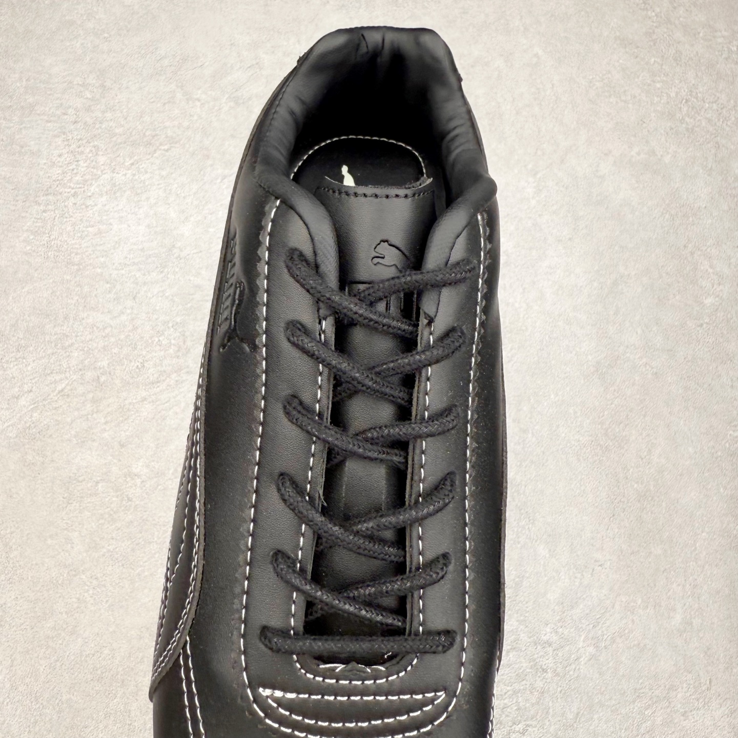 图片[5]-＃TG特价福利 PUMA Speedca OG 彪马极速赛车系列低帮德训风拼接复古百搭休闲运动赛车鞋 鞋款从80、90年代赛车手所穿的防火赛车鞋为原型，鞋身线条模仿了赛车的流线廓形，体现了空气动力学原理的结构。简约流畅的外观，恰好又和贯穿其中的Formstrip Logo融合恰到好处，视觉上细节丰富且协调。本次Speedcat OG鞋款归来，最大看点自然式保留了窄版鞋型以及薄底构造。这两年各品牌鞋底越做越厚，Speedcat反其道而行之，上脚几乎无鞋底的效果带来耳目一新的视觉体验。鞋面依旧是以质感细腻的麂皮材质打造，并且大面积近乎全包裹的使用，复古味道也愈发浓烈。配色上更是将最原始的黑色和红色带回，向F1赛车队的标志性队服致敬。相信让各位一眼种草的更多是出挑的大红色，上脚即可瞬间点亮整体造型，在以球鞋为核心的OOTD中脱颖而出。而另一款黑色则是低调的万金油，彰显新潮个性的同时又不喧宾夺主，也是热爱简约系穿搭朋友的首选。 尺码：35.5 36 37 37.5 38 38.5 39 40 40.5 41 42 42.5 43 44 44.5 45-选品中心