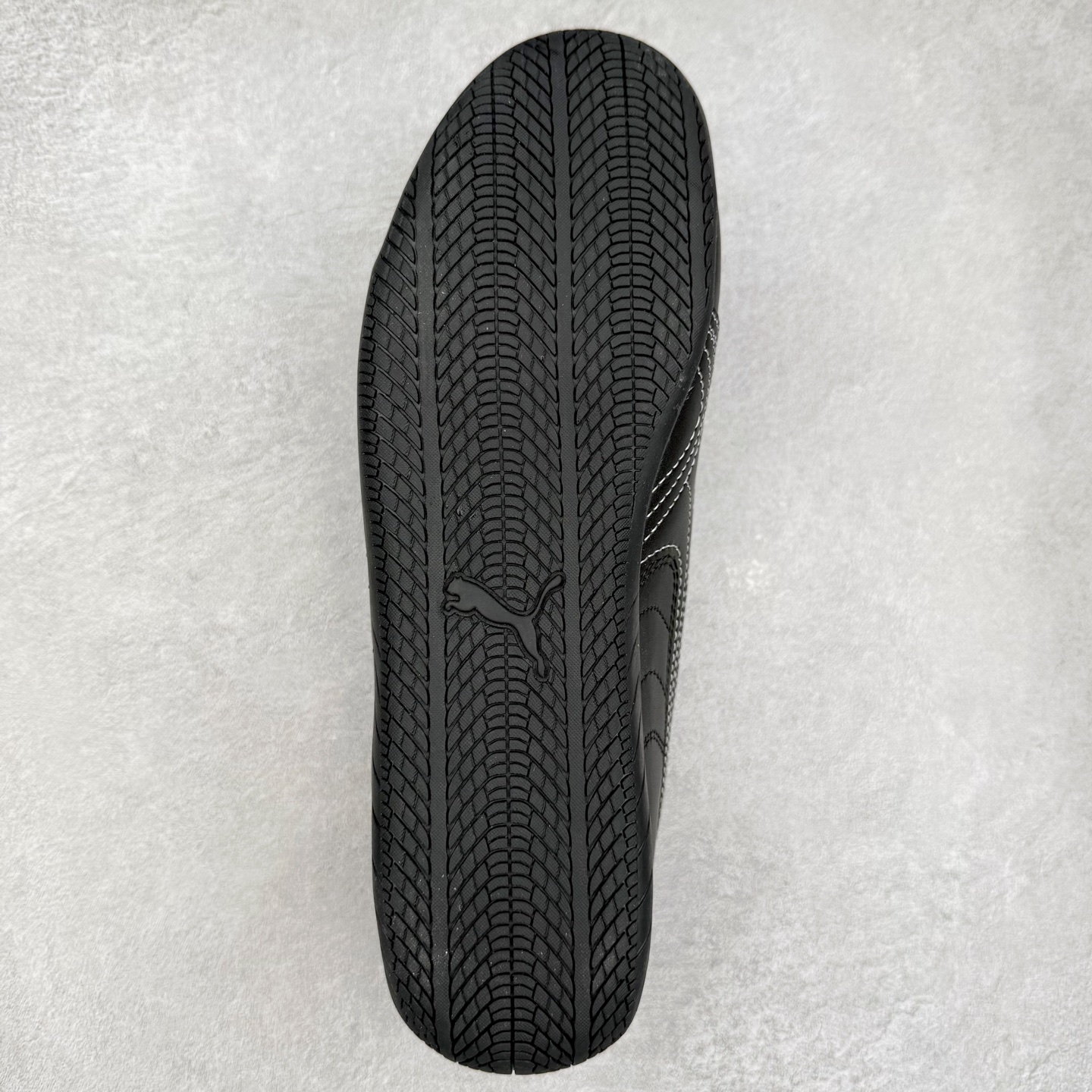 图片[9]-＃TG特价福利 PUMA Speedca OG 彪马极速赛车系列低帮德训风拼接复古百搭休闲运动赛车鞋 鞋款从80、90年代赛车手所穿的防火赛车鞋为原型，鞋身线条模仿了赛车的流线廓形，体现了空气动力学原理的结构。简约流畅的外观，恰好又和贯穿其中的Formstrip Logo融合恰到好处，视觉上细节丰富且协调。本次Speedcat OG鞋款归来，最大看点自然式保留了窄版鞋型以及薄底构造。这两年各品牌鞋底越做越厚，Speedcat反其道而行之，上脚几乎无鞋底的效果带来耳目一新的视觉体验。鞋面依旧是以质感细腻的麂皮材质打造，并且大面积近乎全包裹的使用，复古味道也愈发浓烈。配色上更是将最原始的黑色和红色带回，向F1赛车队的标志性队服致敬。相信让各位一眼种草的更多是出挑的大红色，上脚即可瞬间点亮整体造型，在以球鞋为核心的OOTD中脱颖而出。而另一款黑色则是低调的万金油，彰显新潮个性的同时又不喧宾夺主，也是热爱简约系穿搭朋友的首选。 尺码：35.5 36 37 37.5 38 38.5 39 40 40.5 41 42 42.5 43 44 44.5 45-选品中心