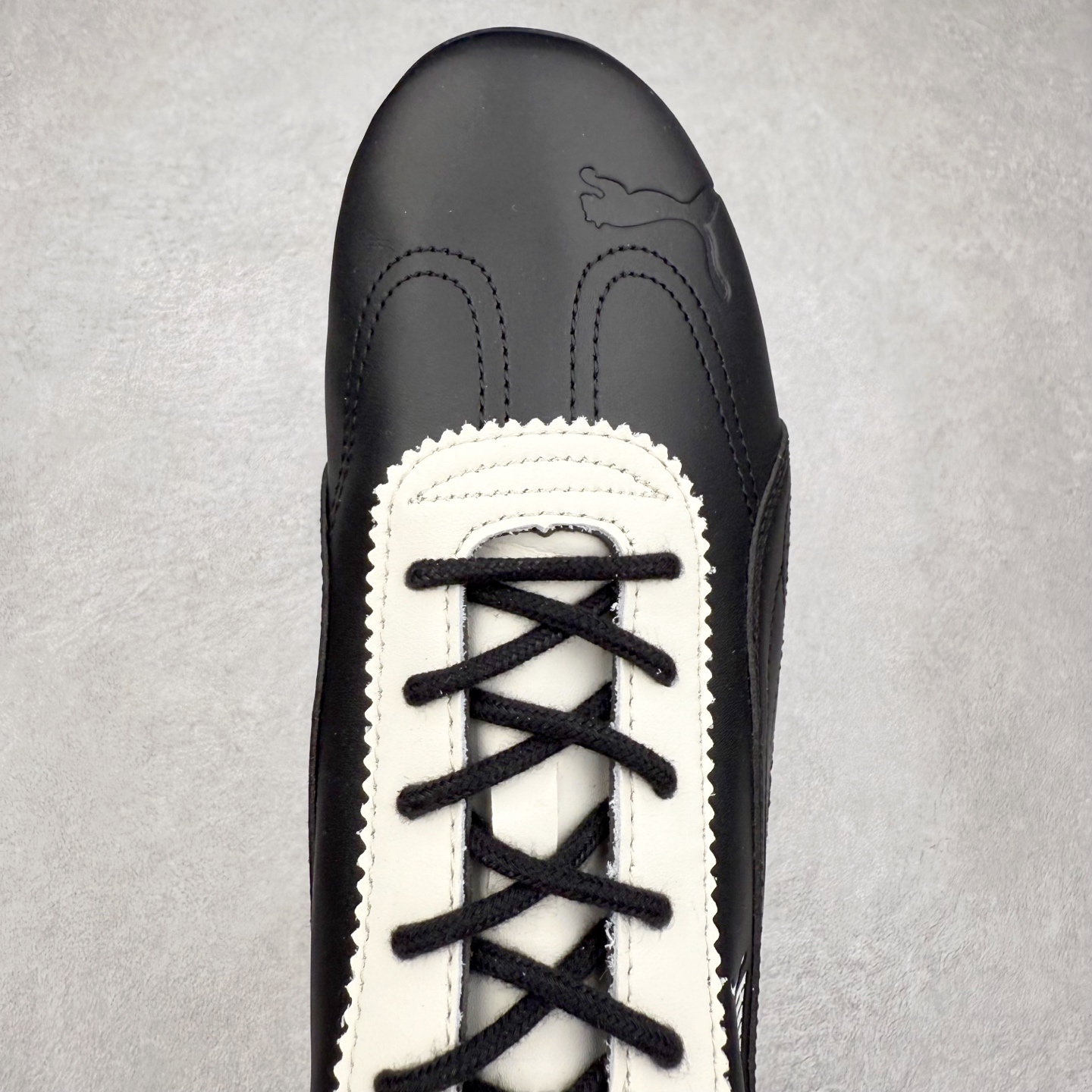 图片[4]-＃TG特价福利 PUMA Speedca OG 彪马极速赛车系列低帮德训风拼接复古百搭休闲运动赛车鞋 鞋款从80、90年代赛车手所穿的防火赛车鞋为原型，鞋身线条模仿了赛车的流线廓形，体现了空气动力学原理的结构。简约流畅的外观，恰好又和贯穿其中的Formstrip Logo融合恰到好处，视觉上细节丰富且协调。本次Speedcat OG鞋款归来，最大看点自然式保留了窄版鞋型以及薄底构造。这两年各品牌鞋底越做越厚，Speedcat反其道而行之，上脚几乎无鞋底的效果带来耳目一新的视觉体验。鞋面依旧是以质感细腻的麂皮材质打造，并且大面积近乎全包裹的使用，复古味道也愈发浓烈。配色上更是将最原始的黑色和红色带回，向F1赛车队的标志性队服致敬。相信让各位一眼种草的更多是出挑的大红色，上脚即可瞬间点亮整体造型，在以球鞋为核心的OOTD中脱颖而出。而另一款黑色则是低调的万金油，彰显新潮个性的同时又不喧宾夺主，也是热爱简约系穿搭朋友的首选。 尺码：35.5 36 37 37.5 38 38.5 39 40 40.5 41 42 42.5 43 44 44.5 45-选品中心