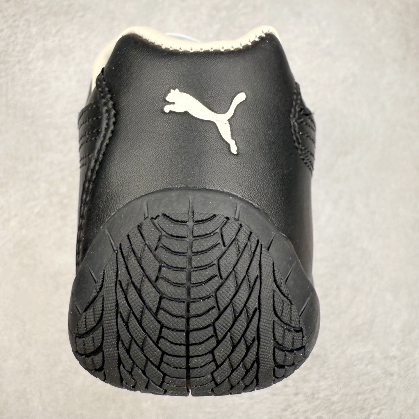 图片[8]-＃TG特价福利 PUMA Speedca OG 彪马极速赛车系列低帮德训风拼接复古百搭休闲运动赛车鞋 鞋款从80、90年代赛车手所穿的防火赛车鞋为原型，鞋身线条模仿了赛车的流线廓形，体现了空气动力学原理的结构。简约流畅的外观，恰好又和贯穿其中的Formstrip Logo融合恰到好处，视觉上细节丰富且协调。本次Speedcat OG鞋款归来，最大看点自然式保留了窄版鞋型以及薄底构造。这两年各品牌鞋底越做越厚，Speedcat反其道而行之，上脚几乎无鞋底的效果带来耳目一新的视觉体验。鞋面依旧是以质感细腻的麂皮材质打造，并且大面积近乎全包裹的使用，复古味道也愈发浓烈。配色上更是将最原始的黑色和红色带回，向F1赛车队的标志性队服致敬。相信让各位一眼种草的更多是出挑的大红色，上脚即可瞬间点亮整体造型，在以球鞋为核心的OOTD中脱颖而出。而另一款黑色则是低调的万金油，彰显新潮个性的同时又不喧宾夺主，也是热爱简约系穿搭朋友的首选。 尺码：35.5 36 37 37.5 38 38.5 39 40 40.5 41 42 42.5 43 44 44.5 45-选品中心