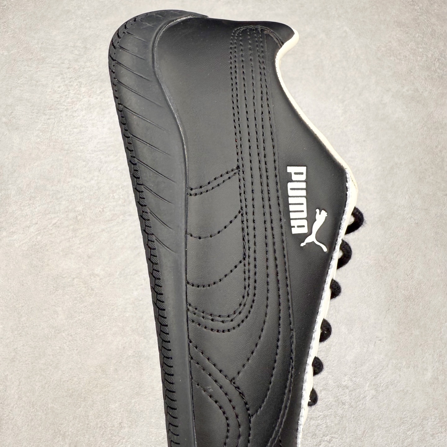 图片[6]-＃TG特价福利 PUMA Speedca OG 彪马极速赛车系列低帮德训风拼接复古百搭休闲运动赛车鞋 鞋款从80、90年代赛车手所穿的防火赛车鞋为原型，鞋身线条模仿了赛车的流线廓形，体现了空气动力学原理的结构。简约流畅的外观，恰好又和贯穿其中的Formstrip Logo融合恰到好处，视觉上细节丰富且协调。本次Speedcat OG鞋款归来，最大看点自然式保留了窄版鞋型以及薄底构造。这两年各品牌鞋底越做越厚，Speedcat反其道而行之，上脚几乎无鞋底的效果带来耳目一新的视觉体验。鞋面依旧是以质感细腻的麂皮材质打造，并且大面积近乎全包裹的使用，复古味道也愈发浓烈。配色上更是将最原始的黑色和红色带回，向F1赛车队的标志性队服致敬。相信让各位一眼种草的更多是出挑的大红色，上脚即可瞬间点亮整体造型，在以球鞋为核心的OOTD中脱颖而出。而另一款黑色则是低调的万金油，彰显新潮个性的同时又不喧宾夺主，也是热爱简约系穿搭朋友的首选。 尺码：35.5 36 37 37.5 38 38.5 39 40 40.5 41 42 42.5 43 44 44.5 45-选品中心