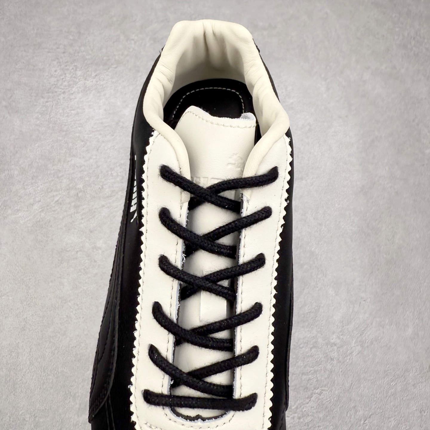 图片[5]-＃TG特价福利 PUMA Speedca OG 彪马极速赛车系列低帮德训风拼接复古百搭休闲运动赛车鞋 鞋款从80、90年代赛车手所穿的防火赛车鞋为原型，鞋身线条模仿了赛车的流线廓形，体现了空气动力学原理的结构。简约流畅的外观，恰好又和贯穿其中的Formstrip Logo融合恰到好处，视觉上细节丰富且协调。本次Speedcat OG鞋款归来，最大看点自然式保留了窄版鞋型以及薄底构造。这两年各品牌鞋底越做越厚，Speedcat反其道而行之，上脚几乎无鞋底的效果带来耳目一新的视觉体验。鞋面依旧是以质感细腻的麂皮材质打造，并且大面积近乎全包裹的使用，复古味道也愈发浓烈。配色上更是将最原始的黑色和红色带回，向F1赛车队的标志性队服致敬。相信让各位一眼种草的更多是出挑的大红色，上脚即可瞬间点亮整体造型，在以球鞋为核心的OOTD中脱颖而出。而另一款黑色则是低调的万金油，彰显新潮个性的同时又不喧宾夺主，也是热爱简约系穿搭朋友的首选。 尺码：35.5 36 37 37.5 38 38.5 39 40 40.5 41 42 42.5 43 44 44.5 45-选品中心