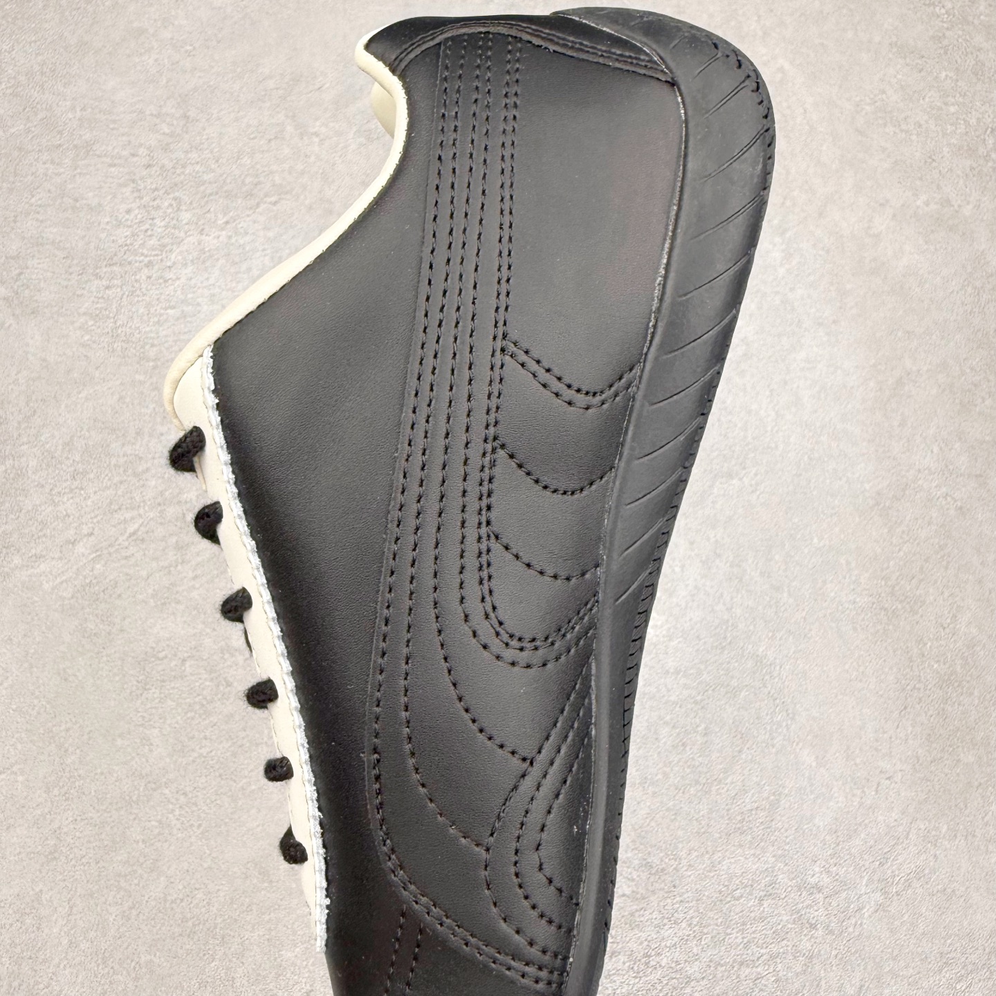 图片[7]-＃TG特价福利 PUMA Speedca OG 彪马极速赛车系列低帮德训风拼接复古百搭休闲运动赛车鞋 鞋款从80、90年代赛车手所穿的防火赛车鞋为原型，鞋身线条模仿了赛车的流线廓形，体现了空气动力学原理的结构。简约流畅的外观，恰好又和贯穿其中的Formstrip Logo融合恰到好处，视觉上细节丰富且协调。本次Speedcat OG鞋款归来，最大看点自然式保留了窄版鞋型以及薄底构造。这两年各品牌鞋底越做越厚，Speedcat反其道而行之，上脚几乎无鞋底的效果带来耳目一新的视觉体验。鞋面依旧是以质感细腻的麂皮材质打造，并且大面积近乎全包裹的使用，复古味道也愈发浓烈。配色上更是将最原始的黑色和红色带回，向F1赛车队的标志性队服致敬。相信让各位一眼种草的更多是出挑的大红色，上脚即可瞬间点亮整体造型，在以球鞋为核心的OOTD中脱颖而出。而另一款黑色则是低调的万金油，彰显新潮个性的同时又不喧宾夺主，也是热爱简约系穿搭朋友的首选。 尺码：35.5 36 37 37.5 38 38.5 39 40 40.5 41 42 42.5 43 44 44.5 45-选品中心