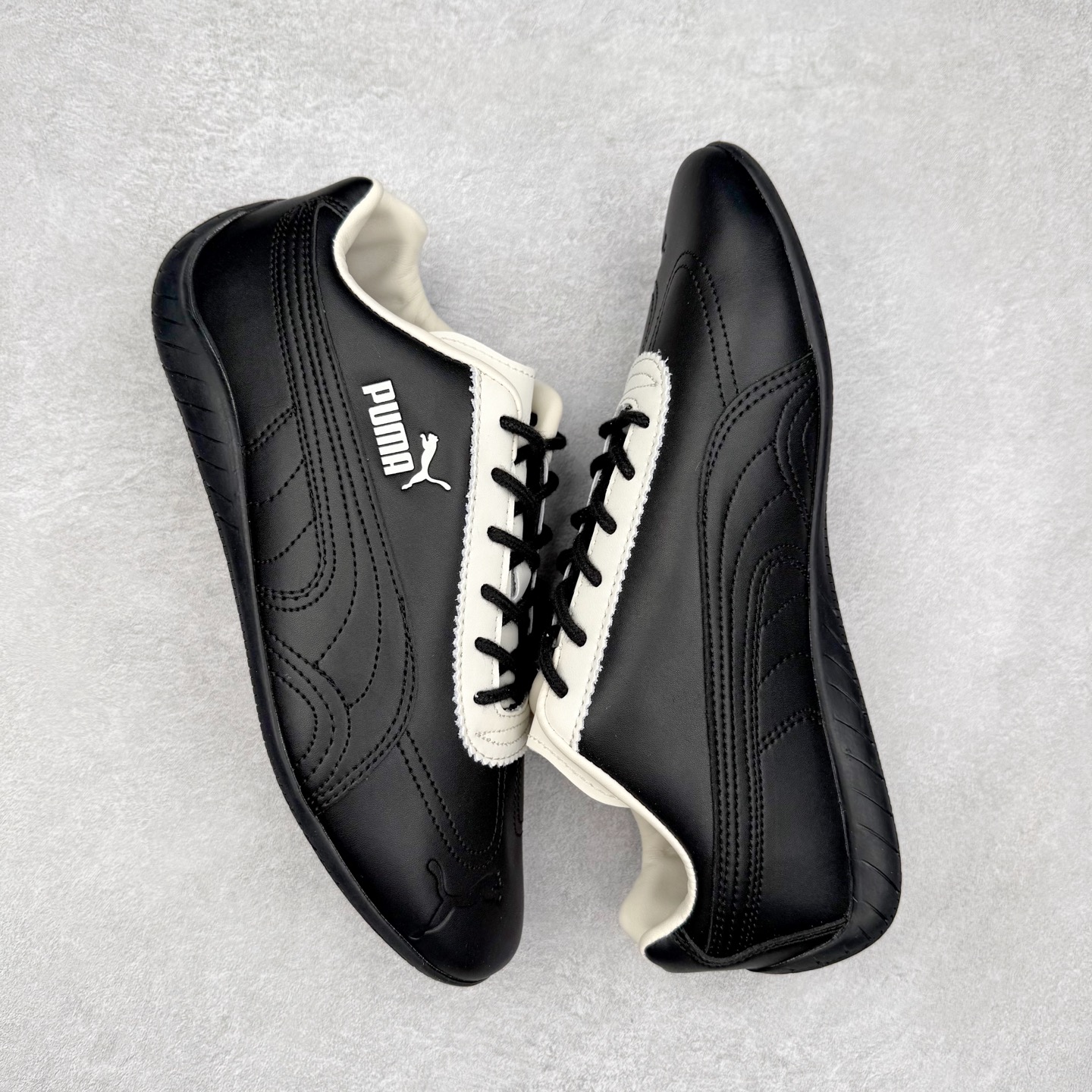 图片[3]-＃TG特价福利 PUMA Speedca OG 彪马极速赛车系列低帮德训风拼接复古百搭休闲运动赛车鞋 鞋款从80、90年代赛车手所穿的防火赛车鞋为原型，鞋身线条模仿了赛车的流线廓形，体现了空气动力学原理的结构。简约流畅的外观，恰好又和贯穿其中的Formstrip Logo融合恰到好处，视觉上细节丰富且协调。本次Speedcat OG鞋款归来，最大看点自然式保留了窄版鞋型以及薄底构造。这两年各品牌鞋底越做越厚，Speedcat反其道而行之，上脚几乎无鞋底的效果带来耳目一新的视觉体验。鞋面依旧是以质感细腻的麂皮材质打造，并且大面积近乎全包裹的使用，复古味道也愈发浓烈。配色上更是将最原始的黑色和红色带回，向F1赛车队的标志性队服致敬。相信让各位一眼种草的更多是出挑的大红色，上脚即可瞬间点亮整体造型，在以球鞋为核心的OOTD中脱颖而出。而另一款黑色则是低调的万金油，彰显新潮个性的同时又不喧宾夺主，也是热爱简约系穿搭朋友的首选。 尺码：35.5 36 37 37.5 38 38.5 39 40 40.5 41 42 42.5 43 44 44.5 45-选品中心