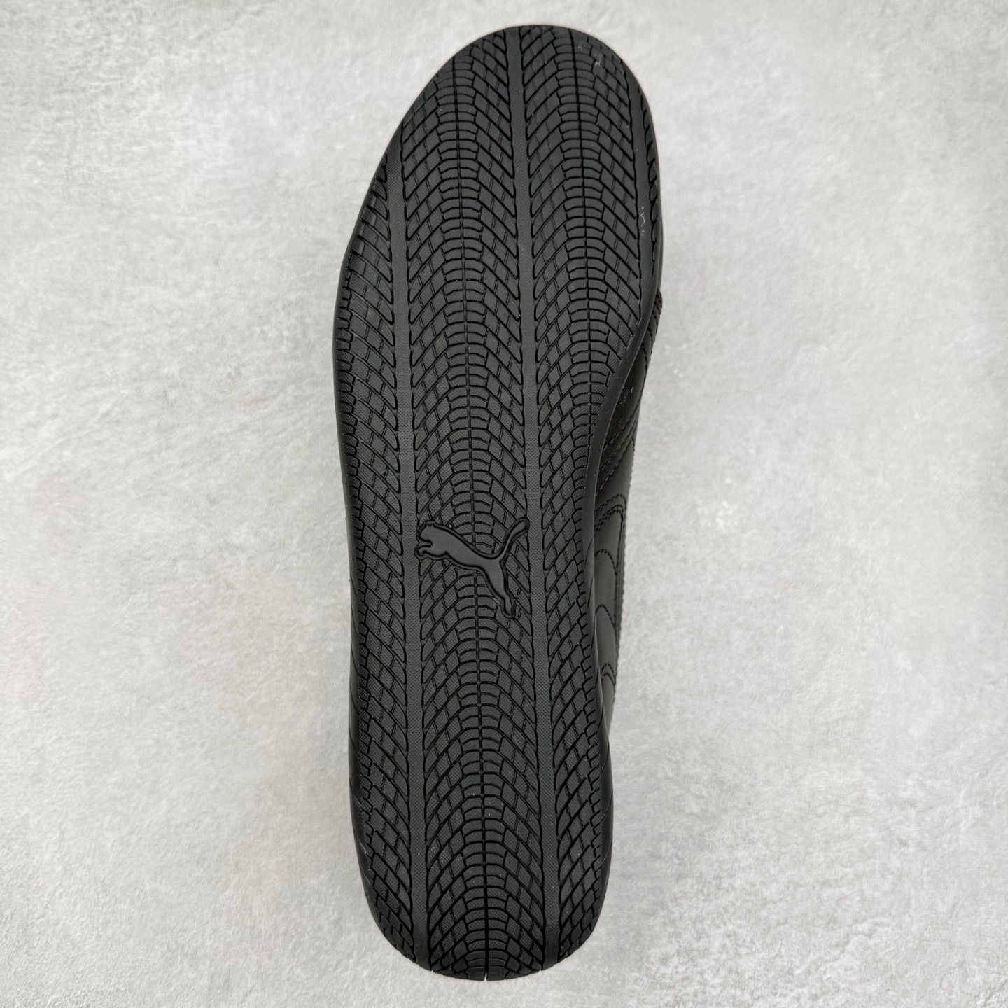 图片[9]-＃TG特价福利 PUMA Speedca OG 彪马极速赛车系列低帮德训风拼接复古百搭休闲运动赛车鞋 鞋款从80、90年代赛车手所穿的防火赛车鞋为原型，鞋身线条模仿了赛车的流线廓形，体现了空气动力学原理的结构。简约流畅的外观，恰好又和贯穿其中的Formstrip Logo融合恰到好处，视觉上细节丰富且协调。本次Speedcat OG鞋款归来，最大看点自然式保留了窄版鞋型以及薄底构造。这两年各品牌鞋底越做越厚，Speedcat反其道而行之，上脚几乎无鞋底的效果带来耳目一新的视觉体验。鞋面依旧是以质感细腻的麂皮材质打造，并且大面积近乎全包裹的使用，复古味道也愈发浓烈。配色上更是将最原始的黑色和红色带回，向F1赛车队的标志性队服致敬。相信让各位一眼种草的更多是出挑的大红色，上脚即可瞬间点亮整体造型，在以球鞋为核心的OOTD中脱颖而出。而另一款黑色则是低调的万金油，彰显新潮个性的同时又不喧宾夺主，也是热爱简约系穿搭朋友的首选。 尺码：35.5 36 37 37.5 38 38.5 39 40 40.5 41 42 42.5 43 44 44.5 45-选品中心