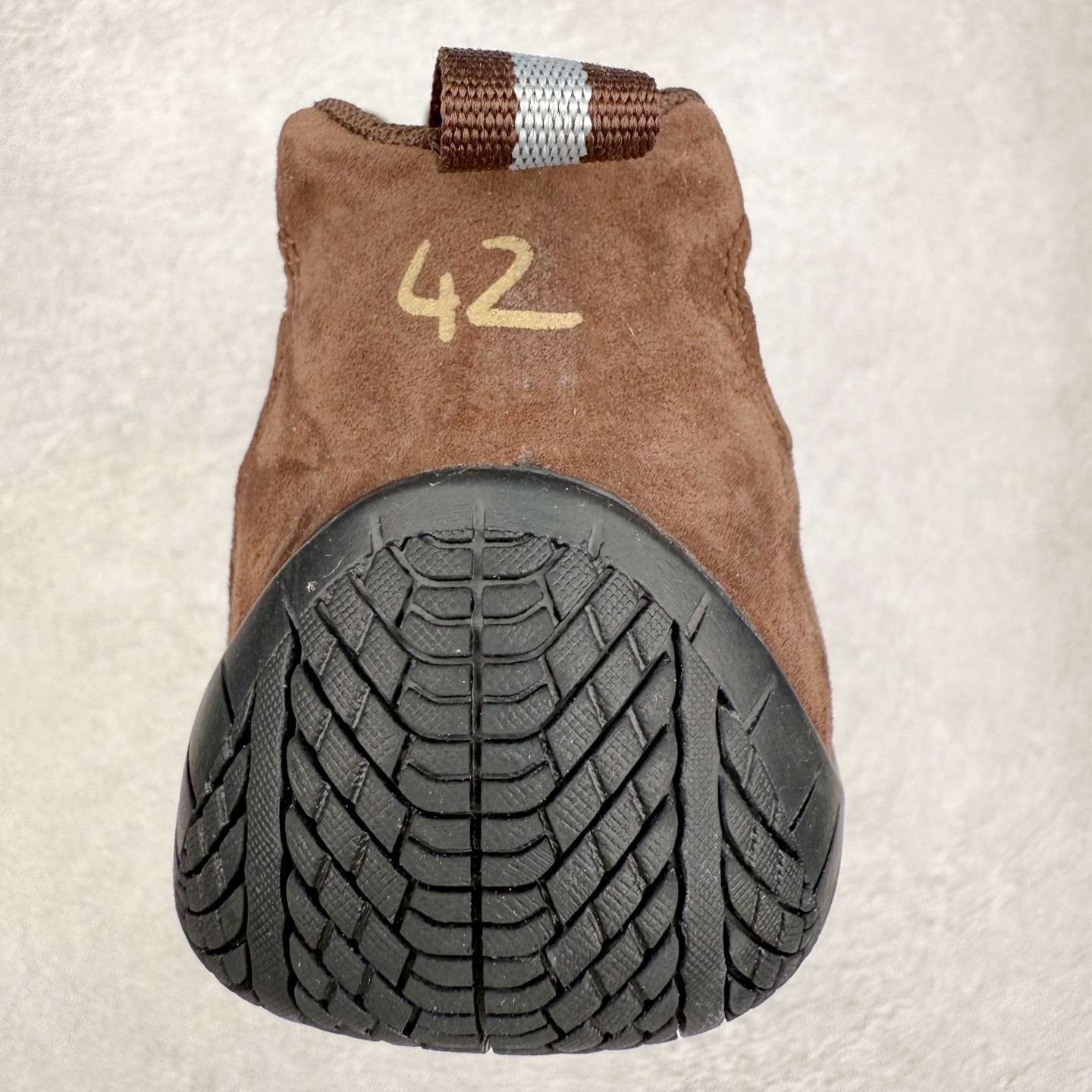 图片[8]-Balenciaga x PUMA/彪马 Speedcat 巴黎世家联名系列薄底鞋牛皮圆头做旧磨损低帮生活休闲鞋 男女同款 选用了近两年人气极高的 “薄底鞋” PUMA Speedcat 为蓝本，带来了多个不同配色的联名鞋款。在色调上继承了这双赛车鞋原本的惯用方案，但鞋身侧面标志性的 PUMA Formstrip 标志则采用了 “破坏做旧” 的手法，这也是 Balenciaga 鞋款极为常见的风格。 将白色的 PUMA Formstrip 撕掉了一大半，这极为 “粗暴” 的处理方式，在街头绝对有着十足的回头率。鞋头的 PUMA Logo 得以保留，烫金的 BALENCIAGA 字样则表明了它的联名身份，后跟则是鞋款的尺码，这也是 Balenciaga 鞋款的家族习惯。实拍调校N版已经零色差零失真 百分百还原实物色彩所见即所得 不存在货不对板色差等低级问题 选购参考实物拍摄 不混卖不参货 只用心做好货严格选品 承诺混一赔十 尺码：36 36.5 37.5 38 38.5 39 40 40.5 41 42 42.5 43 44 44.5 45 编码 Sby2936040-选品中心