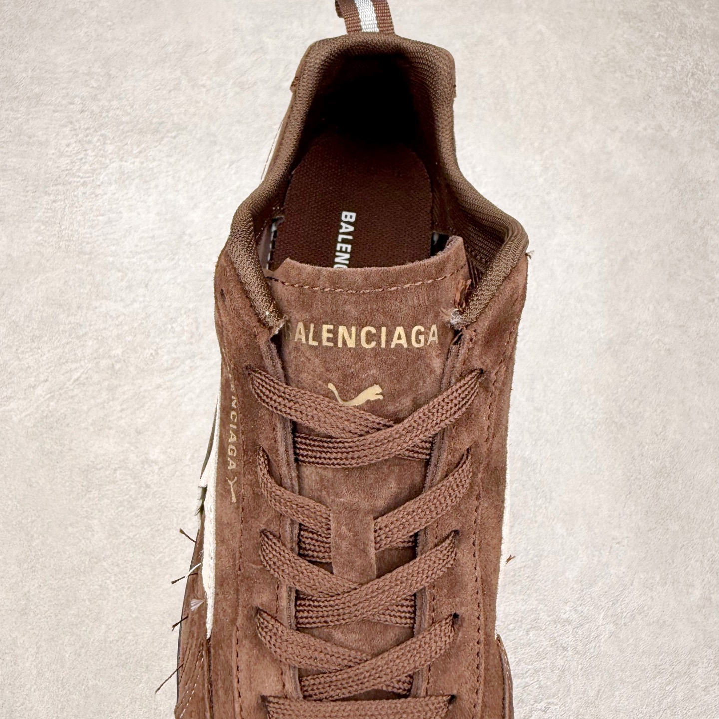 图片[5]-Balenciaga x PUMA/彪马 Speedcat 巴黎世家联名系列薄底鞋牛皮圆头做旧磨损低帮生活休闲鞋 男女同款 选用了近两年人气极高的 “薄底鞋” PUMA Speedcat 为蓝本，带来了多个不同配色的联名鞋款。在色调上继承了这双赛车鞋原本的惯用方案，但鞋身侧面标志性的 PUMA Formstrip 标志则采用了 “破坏做旧” 的手法，这也是 Balenciaga 鞋款极为常见的风格。 将白色的 PUMA Formstrip 撕掉了一大半，这极为 “粗暴” 的处理方式，在街头绝对有着十足的回头率。鞋头的 PUMA Logo 得以保留，烫金的 BALENCIAGA 字样则表明了它的联名身份，后跟则是鞋款的尺码，这也是 Balenciaga 鞋款的家族习惯。实拍调校N版已经零色差零失真 百分百还原实物色彩所见即所得 不存在货不对板色差等低级问题 选购参考实物拍摄 不混卖不参货 只用心做好货严格选品 承诺混一赔十 尺码：36 36.5 37.5 38 38.5 39 40 40.5 41 42 42.5 43 44 44.5 45 编码 Sby2936040-选品中心