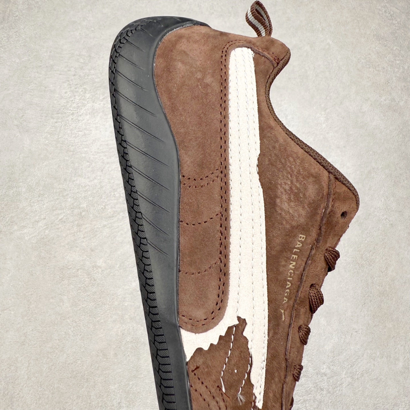 图片[6]-Balenciaga x PUMA/彪马 Speedcat 巴黎世家联名系列薄底鞋牛皮圆头做旧磨损低帮生活休闲鞋 男女同款 选用了近两年人气极高的 “薄底鞋” PUMA Speedcat 为蓝本，带来了多个不同配色的联名鞋款。在色调上继承了这双赛车鞋原本的惯用方案，但鞋身侧面标志性的 PUMA Formstrip 标志则采用了 “破坏做旧” 的手法，这也是 Balenciaga 鞋款极为常见的风格。 将白色的 PUMA Formstrip 撕掉了一大半，这极为 “粗暴” 的处理方式，在街头绝对有着十足的回头率。鞋头的 PUMA Logo 得以保留，烫金的 BALENCIAGA 字样则表明了它的联名身份，后跟则是鞋款的尺码，这也是 Balenciaga 鞋款的家族习惯。实拍调校N版已经零色差零失真 百分百还原实物色彩所见即所得 不存在货不对板色差等低级问题 选购参考实物拍摄 不混卖不参货 只用心做好货严格选品 承诺混一赔十 尺码：36 36.5 37.5 38 38.5 39 40 40.5 41 42 42.5 43 44 44.5 45 编码 Sby2936040-选品中心