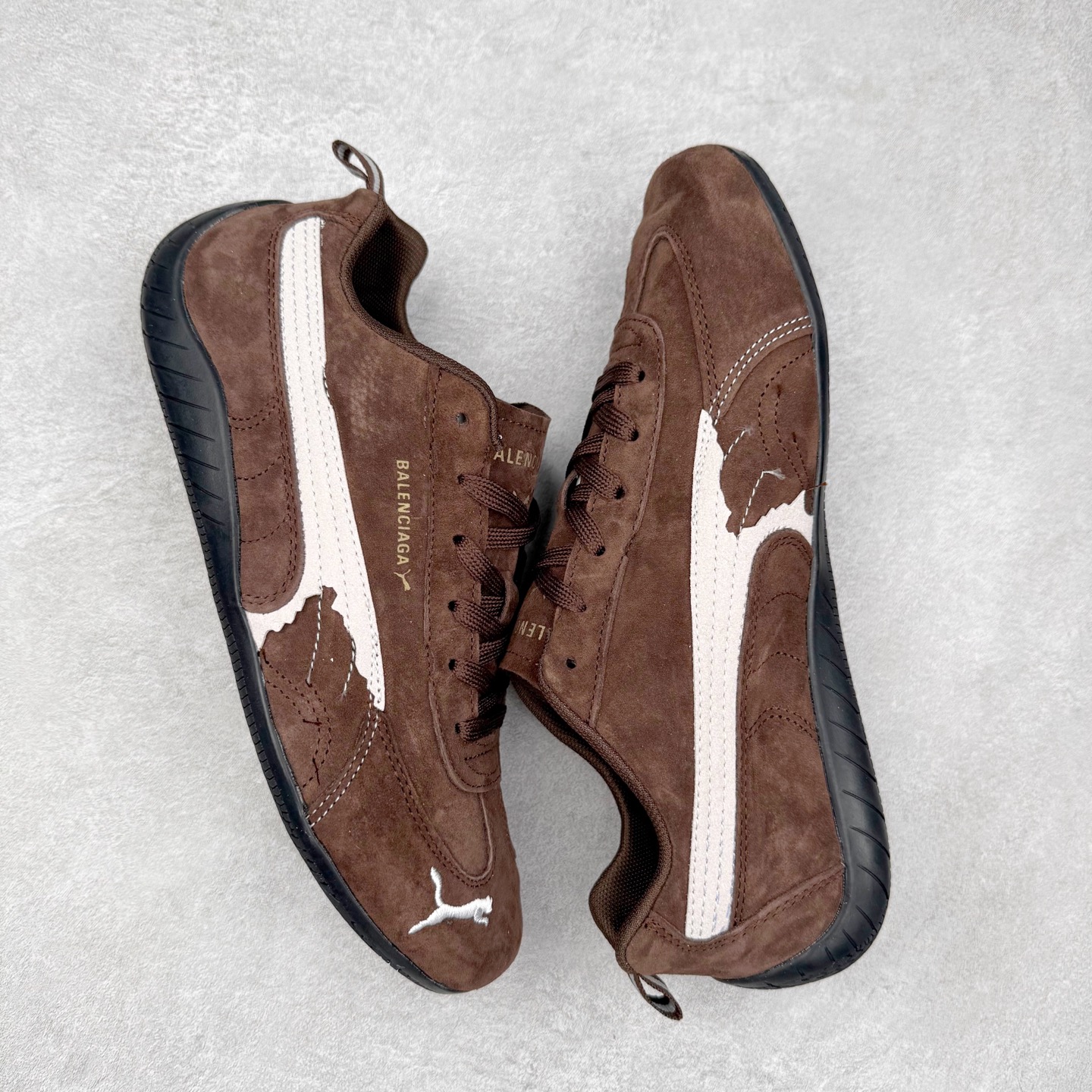 图片[3]-Balenciaga x PUMA/彪马 Speedcat 巴黎世家联名系列薄底鞋牛皮圆头做旧磨损低帮生活休闲鞋 男女同款 选用了近两年人气极高的 “薄底鞋” PUMA Speedcat 为蓝本，带来了多个不同配色的联名鞋款。在色调上继承了这双赛车鞋原本的惯用方案，但鞋身侧面标志性的 PUMA Formstrip 标志则采用了 “破坏做旧” 的手法，这也是 Balenciaga 鞋款极为常见的风格。 将白色的 PUMA Formstrip 撕掉了一大半，这极为 “粗暴” 的处理方式，在街头绝对有着十足的回头率。鞋头的 PUMA Logo 得以保留，烫金的 BALENCIAGA 字样则表明了它的联名身份，后跟则是鞋款的尺码，这也是 Balenciaga 鞋款的家族习惯。实拍调校N版已经零色差零失真 百分百还原实物色彩所见即所得 不存在货不对板色差等低级问题 选购参考实物拍摄 不混卖不参货 只用心做好货严格选品 承诺混一赔十 尺码：36 36.5 37.5 38 38.5 39 40 40.5 41 42 42.5 43 44 44.5 45 编码 Sby2936040-选品中心