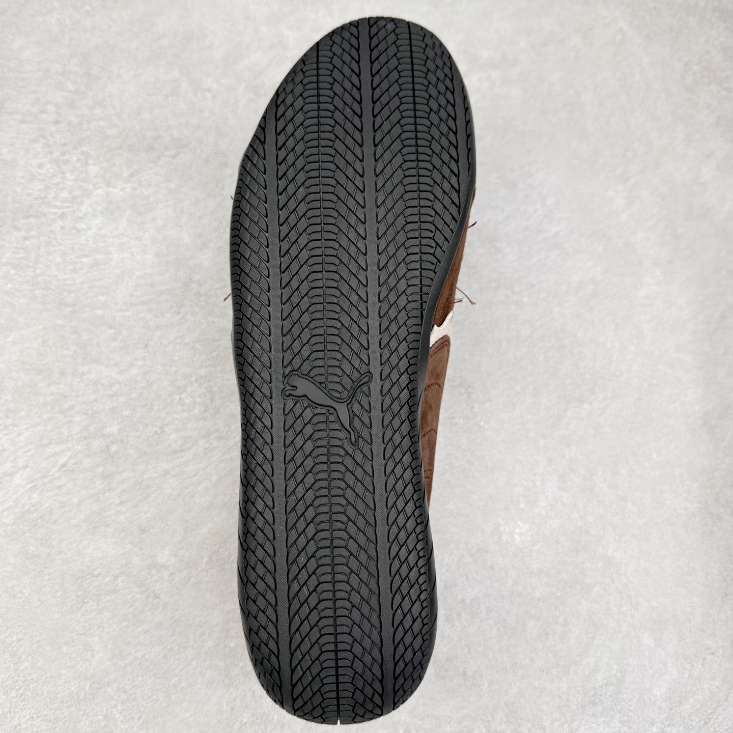 图片[9]-Balenciaga x PUMA/彪马 Speedcat 巴黎世家联名系列薄底鞋牛皮圆头做旧磨损低帮生活休闲鞋 男女同款 选用了近两年人气极高的 “薄底鞋” PUMA Speedcat 为蓝本，带来了多个不同配色的联名鞋款。在色调上继承了这双赛车鞋原本的惯用方案，但鞋身侧面标志性的 PUMA Formstrip 标志则采用了 “破坏做旧” 的手法，这也是 Balenciaga 鞋款极为常见的风格。 将白色的 PUMA Formstrip 撕掉了一大半，这极为 “粗暴” 的处理方式，在街头绝对有着十足的回头率。鞋头的 PUMA Logo 得以保留，烫金的 BALENCIAGA 字样则表明了它的联名身份，后跟则是鞋款的尺码，这也是 Balenciaga 鞋款的家族习惯。实拍调校N版已经零色差零失真 百分百还原实物色彩所见即所得 不存在货不对板色差等低级问题 选购参考实物拍摄 不混卖不参货 只用心做好货严格选品 承诺混一赔十 尺码：36 36.5 37.5 38 38.5 39 40 40.5 41 42 42.5 43 44 44.5 45 编码 Sby2936040-选品中心