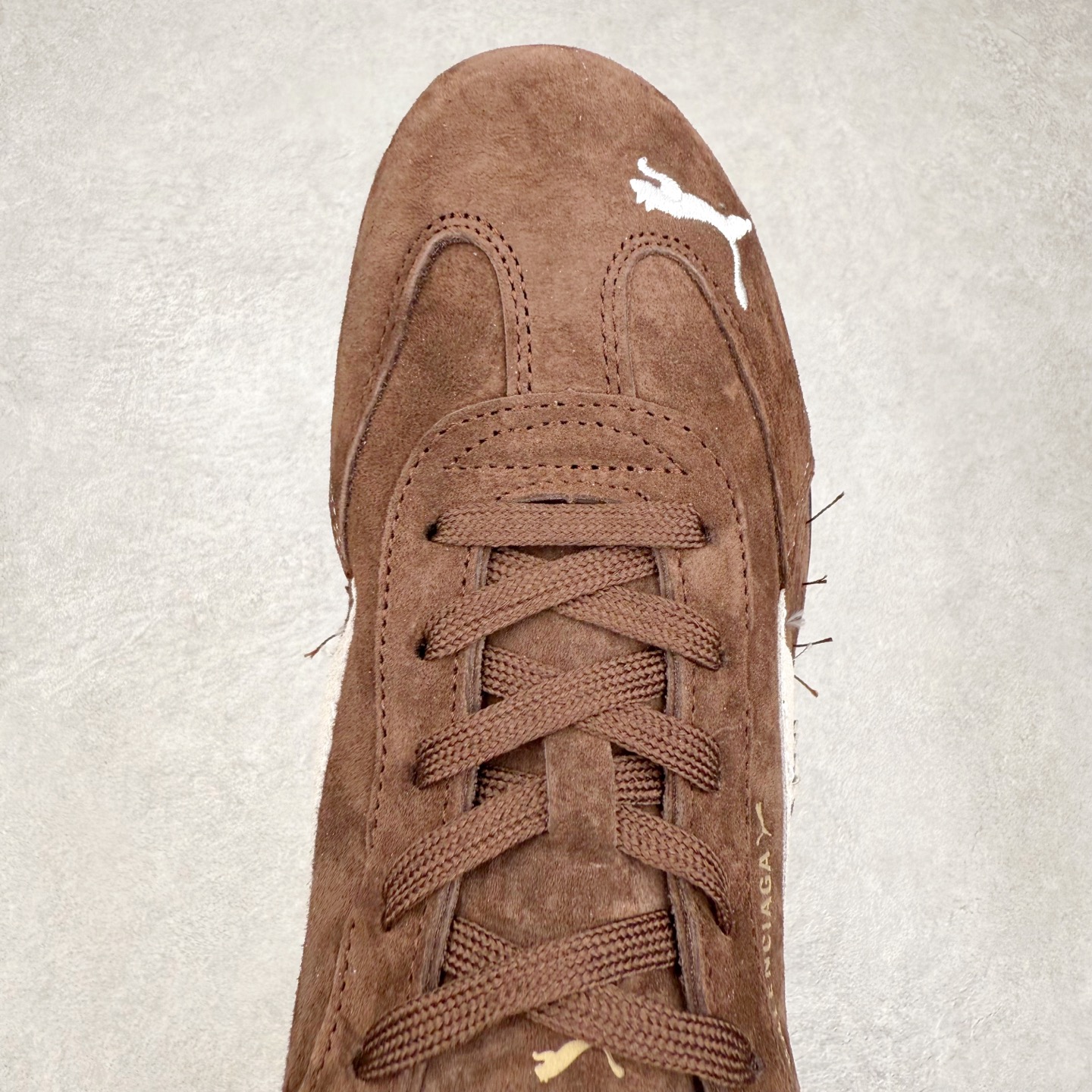 图片[4]-Balenciaga x PUMA/彪马 Speedcat 巴黎世家联名系列薄底鞋牛皮圆头做旧磨损低帮生活休闲鞋 男女同款 选用了近两年人气极高的 “薄底鞋” PUMA Speedcat 为蓝本，带来了多个不同配色的联名鞋款。在色调上继承了这双赛车鞋原本的惯用方案，但鞋身侧面标志性的 PUMA Formstrip 标志则采用了 “破坏做旧” 的手法，这也是 Balenciaga 鞋款极为常见的风格。 将白色的 PUMA Formstrip 撕掉了一大半，这极为 “粗暴” 的处理方式，在街头绝对有着十足的回头率。鞋头的 PUMA Logo 得以保留，烫金的 BALENCIAGA 字样则表明了它的联名身份，后跟则是鞋款的尺码，这也是 Balenciaga 鞋款的家族习惯。实拍调校N版已经零色差零失真 百分百还原实物色彩所见即所得 不存在货不对板色差等低级问题 选购参考实物拍摄 不混卖不参货 只用心做好货严格选品 承诺混一赔十 尺码：36 36.5 37.5 38 38.5 39 40 40.5 41 42 42.5 43 44 44.5 45 编码 Sby2936040-选品中心