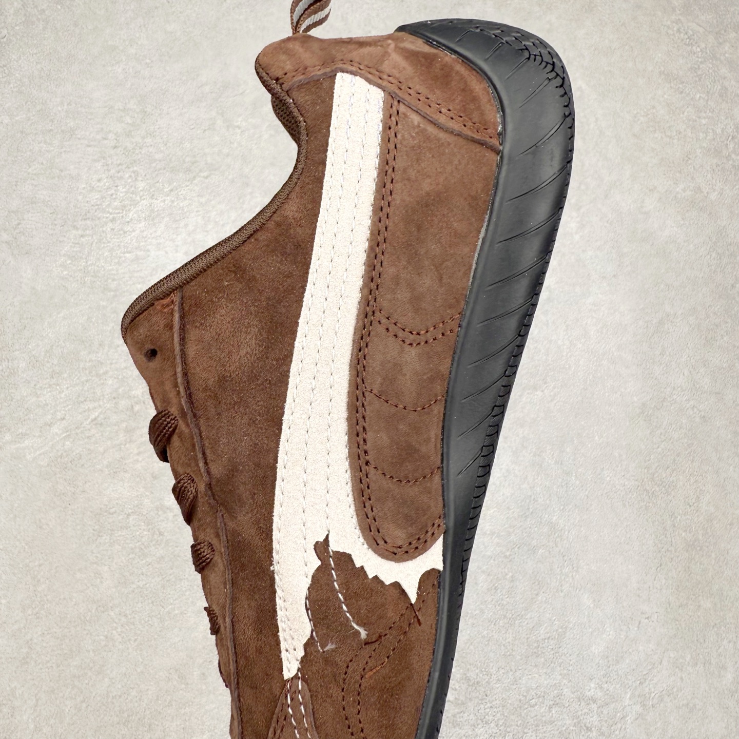 图片[7]-Balenciaga x PUMA/彪马 Speedcat 巴黎世家联名系列薄底鞋牛皮圆头做旧磨损低帮生活休闲鞋 男女同款 选用了近两年人气极高的 “薄底鞋” PUMA Speedcat 为蓝本，带来了多个不同配色的联名鞋款。在色调上继承了这双赛车鞋原本的惯用方案，但鞋身侧面标志性的 PUMA Formstrip 标志则采用了 “破坏做旧” 的手法，这也是 Balenciaga 鞋款极为常见的风格。 将白色的 PUMA Formstrip 撕掉了一大半，这极为 “粗暴” 的处理方式，在街头绝对有着十足的回头率。鞋头的 PUMA Logo 得以保留，烫金的 BALENCIAGA 字样则表明了它的联名身份，后跟则是鞋款的尺码，这也是 Balenciaga 鞋款的家族习惯。实拍调校N版已经零色差零失真 百分百还原实物色彩所见即所得 不存在货不对板色差等低级问题 选购参考实物拍摄 不混卖不参货 只用心做好货严格选品 承诺混一赔十 尺码：36 36.5 37.5 38 38.5 39 40 40.5 41 42 42.5 43 44 44.5 45 编码 Sby2936040-选品中心