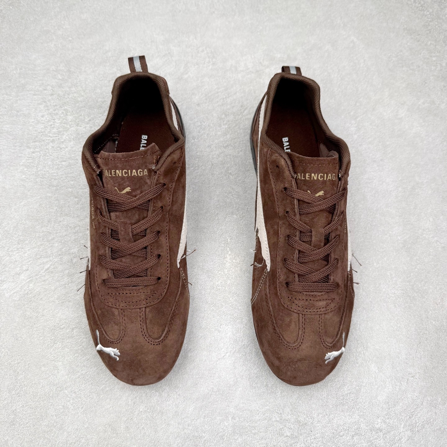 图片[2]-Balenciaga x PUMA/彪马 Speedcat 巴黎世家联名系列薄底鞋牛皮圆头做旧磨损低帮生活休闲鞋 男女同款 选用了近两年人气极高的 “薄底鞋” PUMA Speedcat 为蓝本，带来了多个不同配色的联名鞋款。在色调上继承了这双赛车鞋原本的惯用方案，但鞋身侧面标志性的 PUMA Formstrip 标志则采用了 “破坏做旧” 的手法，这也是 Balenciaga 鞋款极为常见的风格。 将白色的 PUMA Formstrip 撕掉了一大半，这极为 “粗暴” 的处理方式，在街头绝对有着十足的回头率。鞋头的 PUMA Logo 得以保留，烫金的 BALENCIAGA 字样则表明了它的联名身份，后跟则是鞋款的尺码，这也是 Balenciaga 鞋款的家族习惯。实拍调校N版已经零色差零失真 百分百还原实物色彩所见即所得 不存在货不对板色差等低级问题 选购参考实物拍摄 不混卖不参货 只用心做好货严格选品 承诺混一赔十 尺码：36 36.5 37.5 38 38.5 39 40 40.5 41 42 42.5 43 44 44.5 45 编码 Sby2936040-选品中心