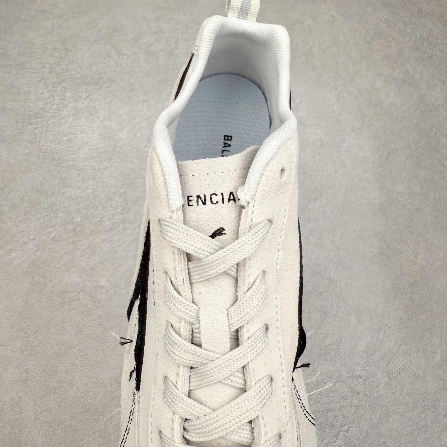 图片[5]-Balenciaga x PUMA/彪马 Speedcat 巴黎世家联名系列薄底鞋牛皮圆头做旧磨损低帮生活休闲鞋 男女同款 选用了近两年人气极高的 “薄底鞋” PUMA Speedcat 为蓝本，带来了多个不同配色的联名鞋款。在色调上继承了这双赛车鞋原本的惯用方案，但鞋身侧面标志性的 PUMA Formstrip 标志则采用了 “破坏做旧” 的手法，这也是 Balenciaga 鞋款极为常见的风格。 将白色的 PUMA Formstrip 撕掉了一大半，这极为 “粗暴” 的处理方式，在街头绝对有着十足的回头率。鞋头的 PUMA Logo 得以保留，烫金的 BALENCIAGA 字样则表明了它的联名身份，后跟则是鞋款的尺码，这也是 Balenciaga 鞋款的家族习惯。实拍调校N版已经零色差零失真 百分百还原实物色彩所见即所得 不存在货不对板色差等低级问题 选购参考实物拍摄 不混卖不参货 只用心做好货严格选品 承诺混一赔十 尺码：36 36.5 37.5 38 38.5 39 40 40.5 41 42 42.5 43 44 44.5 45 编码 Sby2936040-选品中心