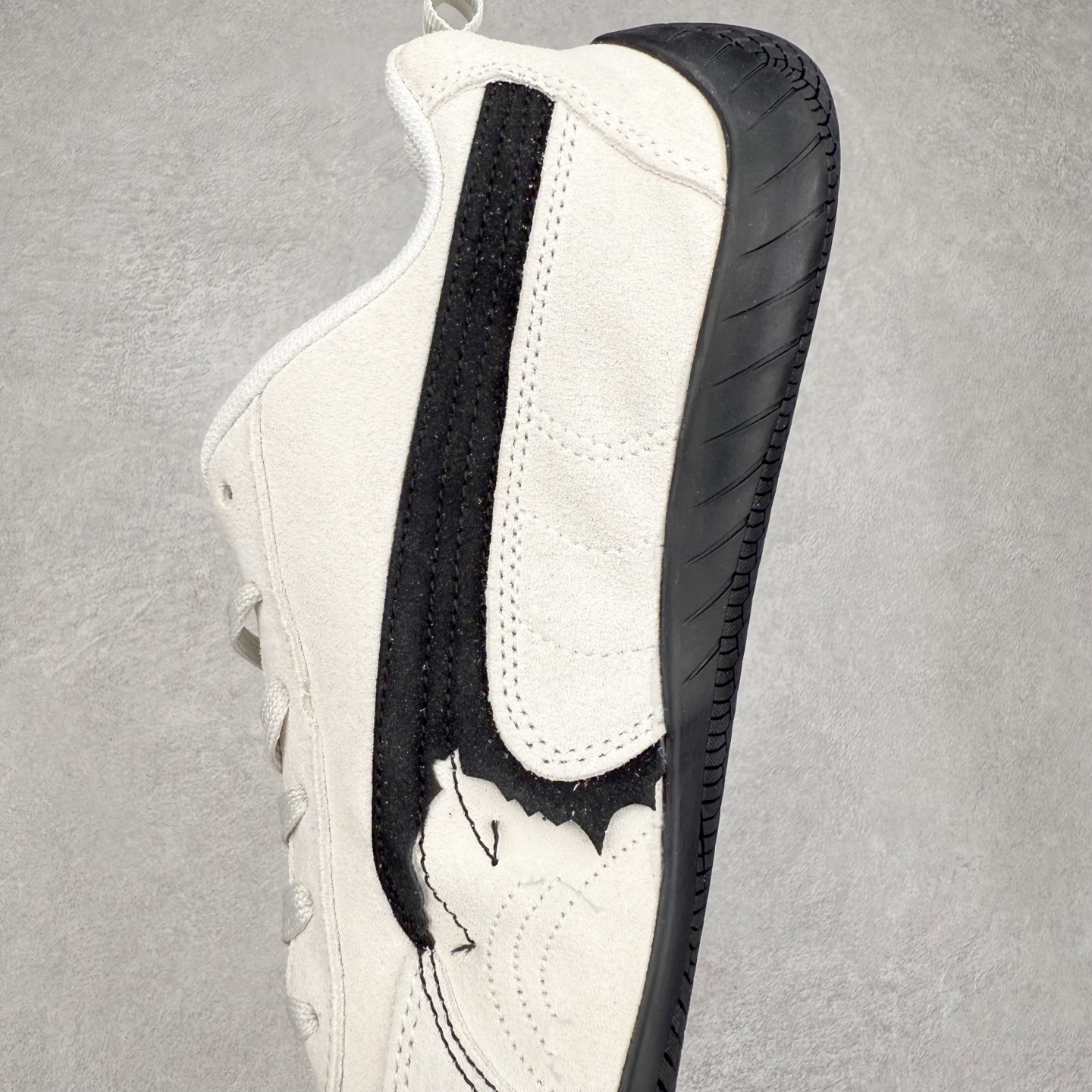 图片[7]-Balenciaga x PUMA/彪马 Speedcat 巴黎世家联名系列薄底鞋牛皮圆头做旧磨损低帮生活休闲鞋 男女同款 选用了近两年人气极高的 “薄底鞋” PUMA Speedcat 为蓝本，带来了多个不同配色的联名鞋款。在色调上继承了这双赛车鞋原本的惯用方案，但鞋身侧面标志性的 PUMA Formstrip 标志则采用了 “破坏做旧” 的手法，这也是 Balenciaga 鞋款极为常见的风格。 将白色的 PUMA Formstrip 撕掉了一大半，这极为 “粗暴” 的处理方式，在街头绝对有着十足的回头率。鞋头的 PUMA Logo 得以保留，烫金的 BALENCIAGA 字样则表明了它的联名身份，后跟则是鞋款的尺码，这也是 Balenciaga 鞋款的家族习惯。实拍调校N版已经零色差零失真 百分百还原实物色彩所见即所得 不存在货不对板色差等低级问题 选购参考实物拍摄 不混卖不参货 只用心做好货严格选品 承诺混一赔十 尺码：36 36.5 37.5 38 38.5 39 40 40.5 41 42 42.5 43 44 44.5 45 编码 Sby2936040-选品中心