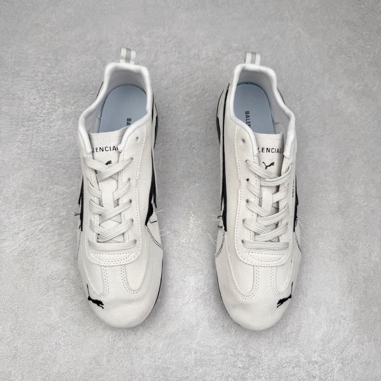 图片[2]-Balenciaga x PUMA/彪马 Speedcat 巴黎世家联名系列薄底鞋牛皮圆头做旧磨损低帮生活休闲鞋 男女同款 选用了近两年人气极高的 “薄底鞋” PUMA Speedcat 为蓝本，带来了多个不同配色的联名鞋款。在色调上继承了这双赛车鞋原本的惯用方案，但鞋身侧面标志性的 PUMA Formstrip 标志则采用了 “破坏做旧” 的手法，这也是 Balenciaga 鞋款极为常见的风格。 将白色的 PUMA Formstrip 撕掉了一大半，这极为 “粗暴” 的处理方式，在街头绝对有着十足的回头率。鞋头的 PUMA Logo 得以保留，烫金的 BALENCIAGA 字样则表明了它的联名身份，后跟则是鞋款的尺码，这也是 Balenciaga 鞋款的家族习惯。实拍调校N版已经零色差零失真 百分百还原实物色彩所见即所得 不存在货不对板色差等低级问题 选购参考实物拍摄 不混卖不参货 只用心做好货严格选品 承诺混一赔十 尺码：36 36.5 37.5 38 38.5 39 40 40.5 41 42 42.5 43 44 44.5 45 编码 Sby2936040-选品中心