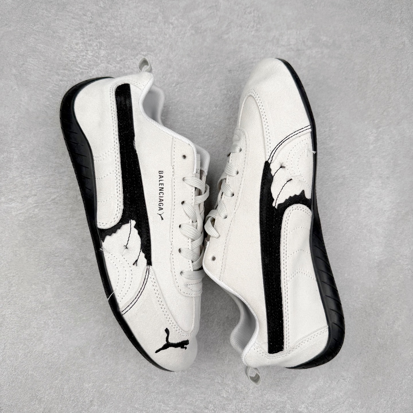 图片[3]-Balenciaga x PUMA/彪马 Speedcat 巴黎世家联名系列薄底鞋牛皮圆头做旧磨损低帮生活休闲鞋 男女同款 选用了近两年人气极高的 “薄底鞋” PUMA Speedcat 为蓝本，带来了多个不同配色的联名鞋款。在色调上继承了这双赛车鞋原本的惯用方案，但鞋身侧面标志性的 PUMA Formstrip 标志则采用了 “破坏做旧” 的手法，这也是 Balenciaga 鞋款极为常见的风格。 将白色的 PUMA Formstrip 撕掉了一大半，这极为 “粗暴” 的处理方式，在街头绝对有着十足的回头率。鞋头的 PUMA Logo 得以保留，烫金的 BALENCIAGA 字样则表明了它的联名身份，后跟则是鞋款的尺码，这也是 Balenciaga 鞋款的家族习惯。实拍调校N版已经零色差零失真 百分百还原实物色彩所见即所得 不存在货不对板色差等低级问题 选购参考实物拍摄 不混卖不参货 只用心做好货严格选品 承诺混一赔十 尺码：36 36.5 37.5 38 38.5 39 40 40.5 41 42 42.5 43 44 44.5 45 编码 Sby2936040-选品中心