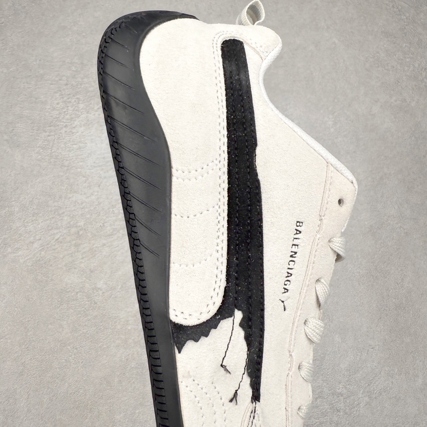 图片[6]-Balenciaga x PUMA/彪马 Speedcat 巴黎世家联名系列薄底鞋牛皮圆头做旧磨损低帮生活休闲鞋 男女同款 选用了近两年人气极高的 “薄底鞋” PUMA Speedcat 为蓝本，带来了多个不同配色的联名鞋款。在色调上继承了这双赛车鞋原本的惯用方案，但鞋身侧面标志性的 PUMA Formstrip 标志则采用了 “破坏做旧” 的手法，这也是 Balenciaga 鞋款极为常见的风格。 将白色的 PUMA Formstrip 撕掉了一大半，这极为 “粗暴” 的处理方式，在街头绝对有着十足的回头率。鞋头的 PUMA Logo 得以保留，烫金的 BALENCIAGA 字样则表明了它的联名身份，后跟则是鞋款的尺码，这也是 Balenciaga 鞋款的家族习惯。实拍调校N版已经零色差零失真 百分百还原实物色彩所见即所得 不存在货不对板色差等低级问题 选购参考实物拍摄 不混卖不参货 只用心做好货严格选品 承诺混一赔十 尺码：36 36.5 37.5 38 38.5 39 40 40.5 41 42 42.5 43 44 44.5 45 编码 Sby2936040-选品中心