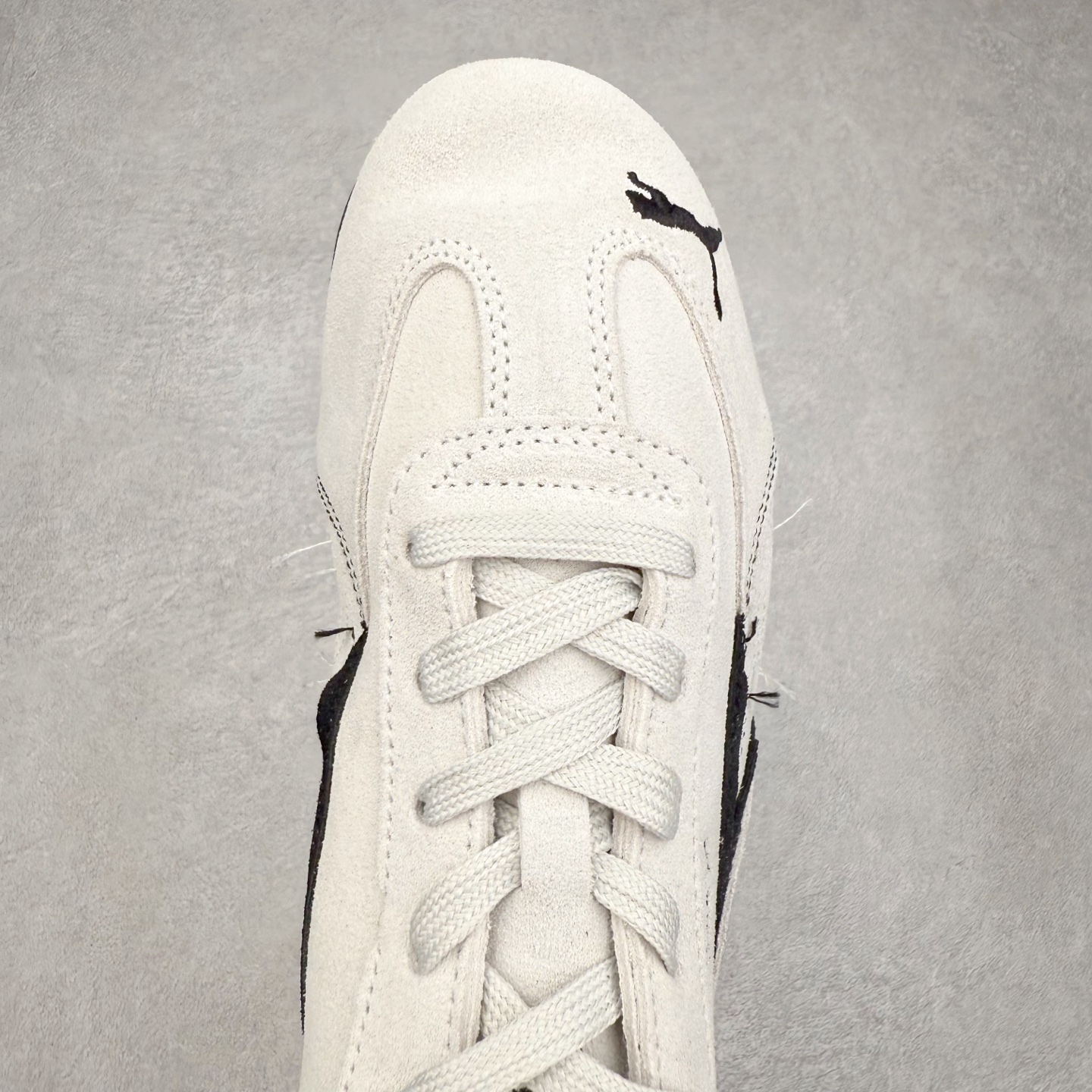 图片[4]-Balenciaga x PUMA/彪马 Speedcat 巴黎世家联名系列薄底鞋牛皮圆头做旧磨损低帮生活休闲鞋 男女同款 选用了近两年人气极高的 “薄底鞋” PUMA Speedcat 为蓝本，带来了多个不同配色的联名鞋款。在色调上继承了这双赛车鞋原本的惯用方案，但鞋身侧面标志性的 PUMA Formstrip 标志则采用了 “破坏做旧” 的手法，这也是 Balenciaga 鞋款极为常见的风格。 将白色的 PUMA Formstrip 撕掉了一大半，这极为 “粗暴” 的处理方式，在街头绝对有着十足的回头率。鞋头的 PUMA Logo 得以保留，烫金的 BALENCIAGA 字样则表明了它的联名身份，后跟则是鞋款的尺码，这也是 Balenciaga 鞋款的家族习惯。实拍调校N版已经零色差零失真 百分百还原实物色彩所见即所得 不存在货不对板色差等低级问题 选购参考实物拍摄 不混卖不参货 只用心做好货严格选品 承诺混一赔十 尺码：36 36.5 37.5 38 38.5 39 40 40.5 41 42 42.5 43 44 44.5 45 编码 Sby2936040-选品中心