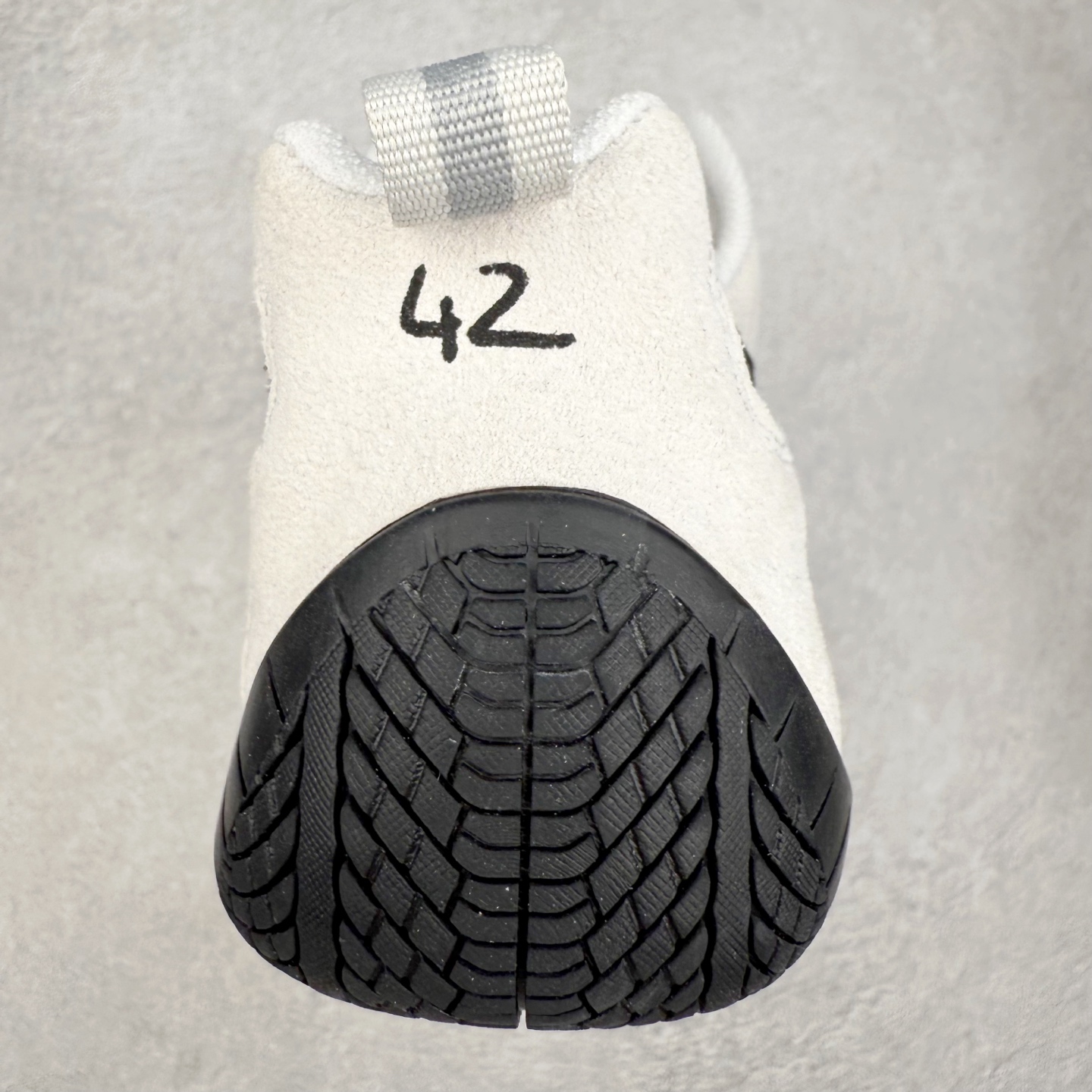 图片[8]-Balenciaga x PUMA/彪马 Speedcat 巴黎世家联名系列薄底鞋牛皮圆头做旧磨损低帮生活休闲鞋 男女同款 选用了近两年人气极高的 “薄底鞋” PUMA Speedcat 为蓝本，带来了多个不同配色的联名鞋款。在色调上继承了这双赛车鞋原本的惯用方案，但鞋身侧面标志性的 PUMA Formstrip 标志则采用了 “破坏做旧” 的手法，这也是 Balenciaga 鞋款极为常见的风格。 将白色的 PUMA Formstrip 撕掉了一大半，这极为 “粗暴” 的处理方式，在街头绝对有着十足的回头率。鞋头的 PUMA Logo 得以保留，烫金的 BALENCIAGA 字样则表明了它的联名身份，后跟则是鞋款的尺码，这也是 Balenciaga 鞋款的家族习惯。实拍调校N版已经零色差零失真 百分百还原实物色彩所见即所得 不存在货不对板色差等低级问题 选购参考实物拍摄 不混卖不参货 只用心做好货严格选品 承诺混一赔十 尺码：36 36.5 37.5 38 38.5 39 40 40.5 41 42 42.5 43 44 44.5 45 编码 Sby2936040-选品中心