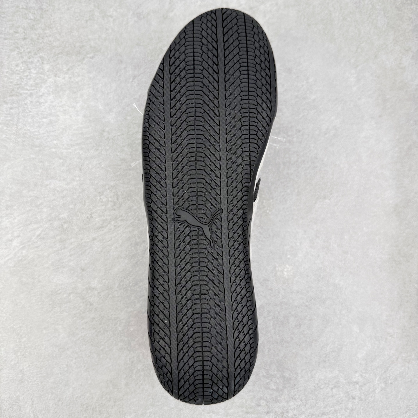 图片[9]-Balenciaga x PUMA/彪马 Speedcat 巴黎世家联名系列薄底鞋牛皮圆头做旧磨损低帮生活休闲鞋 男女同款 选用了近两年人气极高的 “薄底鞋” PUMA Speedcat 为蓝本，带来了多个不同配色的联名鞋款。在色调上继承了这双赛车鞋原本的惯用方案，但鞋身侧面标志性的 PUMA Formstrip 标志则采用了 “破坏做旧” 的手法，这也是 Balenciaga 鞋款极为常见的风格。 将白色的 PUMA Formstrip 撕掉了一大半，这极为 “粗暴” 的处理方式，在街头绝对有着十足的回头率。鞋头的 PUMA Logo 得以保留，烫金的 BALENCIAGA 字样则表明了它的联名身份，后跟则是鞋款的尺码，这也是 Balenciaga 鞋款的家族习惯。实拍调校N版已经零色差零失真 百分百还原实物色彩所见即所得 不存在货不对板色差等低级问题 选购参考实物拍摄 不混卖不参货 只用心做好货严格选品 承诺混一赔十 尺码：36 36.5 37.5 38 38.5 39 40 40.5 41 42 42.5 43 44 44.5 45 编码 Sby2936040-选品中心