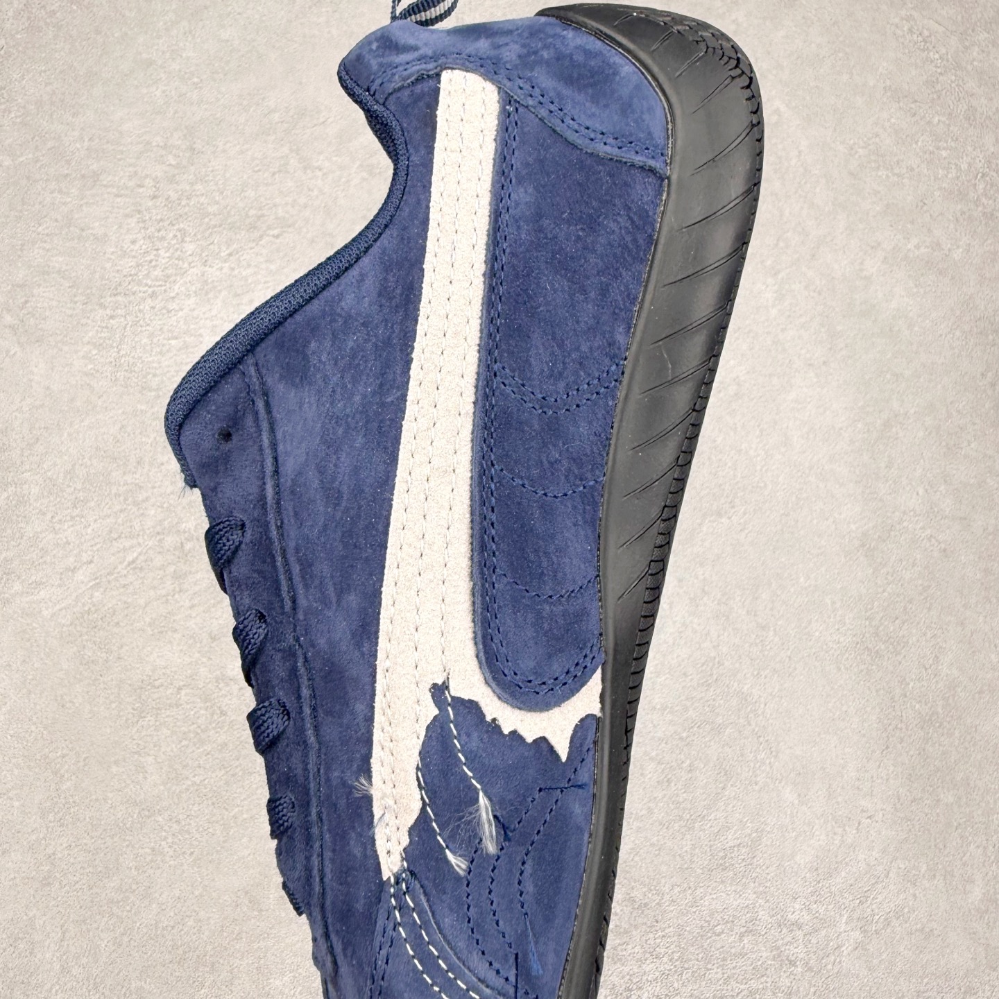 图片[7]-Balenciaga x PUMA/彪马 Speedcat 巴黎世家联名系列薄底鞋牛皮圆头做旧磨损低帮生活休闲鞋 男女同款 选用了近两年人气极高的 “薄底鞋” PUMA Speedcat 为蓝本，带来了多个不同配色的联名鞋款。在色调上继承了这双赛车鞋原本的惯用方案，但鞋身侧面标志性的 PUMA Formstrip 标志则采用了 “破坏做旧” 的手法，这也是 Balenciaga 鞋款极为常见的风格。 将白色的 PUMA Formstrip 撕掉了一大半，这极为 “粗暴” 的处理方式，在街头绝对有着十足的回头率。鞋头的 PUMA Logo 得以保留，烫金的 BALENCIAGA 字样则表明了它的联名身份，后跟则是鞋款的尺码，这也是 Balenciaga 鞋款的家族习惯。实拍调校N版已经零色差零失真 百分百还原实物色彩所见即所得 不存在货不对板色差等低级问题 选购参考实物拍摄 不混卖不参货 只用心做好货严格选品 承诺混一赔十 尺码：36 36.5 37.5 38 38.5 39 40 40.5 41 42 42.5 43 44 44.5 45 编码 Sby2936040-选品中心