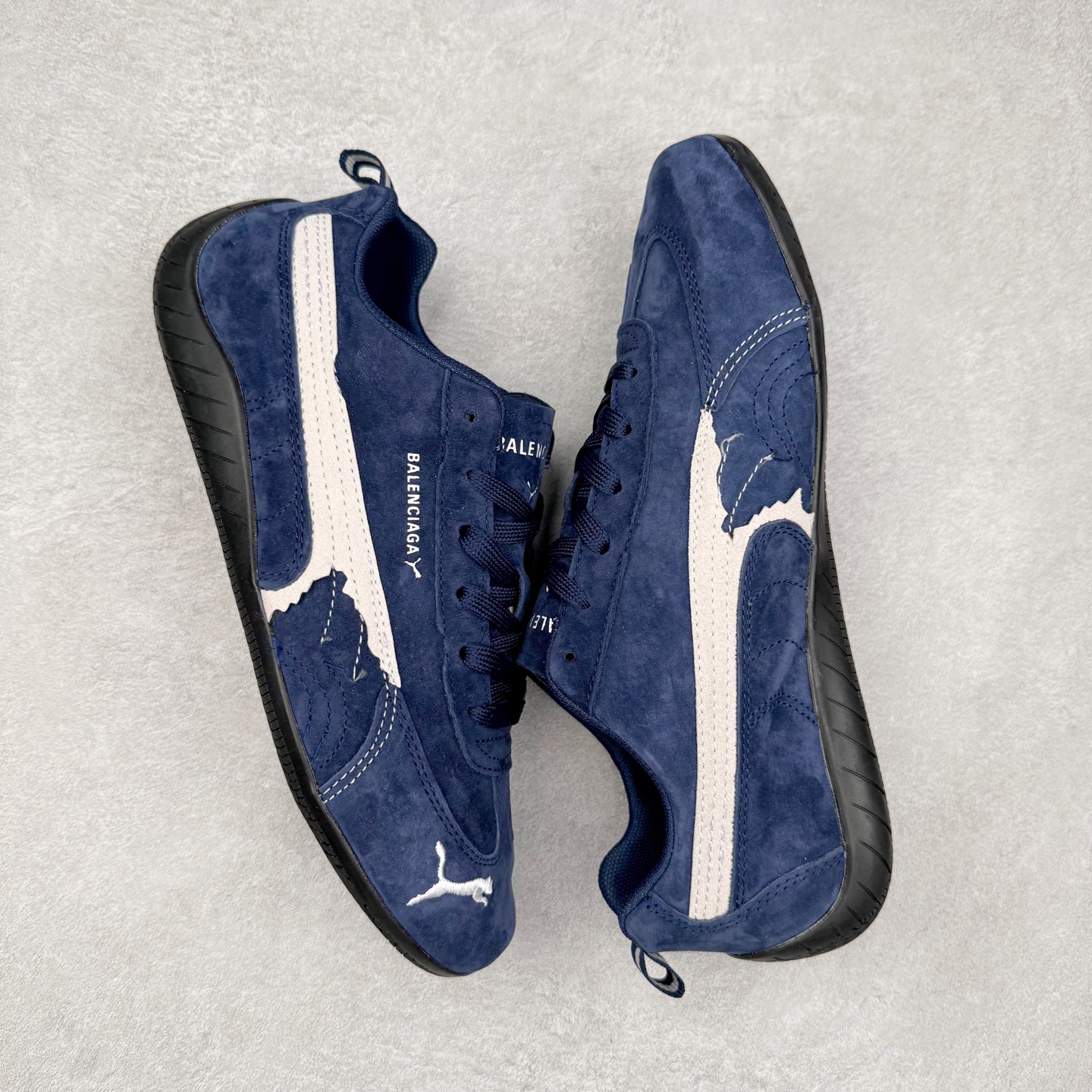 图片[3]-Balenciaga x PUMA/彪马 Speedcat 巴黎世家联名系列薄底鞋牛皮圆头做旧磨损低帮生活休闲鞋 男女同款 选用了近两年人气极高的 “薄底鞋” PUMA Speedcat 为蓝本，带来了多个不同配色的联名鞋款。在色调上继承了这双赛车鞋原本的惯用方案，但鞋身侧面标志性的 PUMA Formstrip 标志则采用了 “破坏做旧” 的手法，这也是 Balenciaga 鞋款极为常见的风格。 将白色的 PUMA Formstrip 撕掉了一大半，这极为 “粗暴” 的处理方式，在街头绝对有着十足的回头率。鞋头的 PUMA Logo 得以保留，烫金的 BALENCIAGA 字样则表明了它的联名身份，后跟则是鞋款的尺码，这也是 Balenciaga 鞋款的家族习惯。实拍调校N版已经零色差零失真 百分百还原实物色彩所见即所得 不存在货不对板色差等低级问题 选购参考实物拍摄 不混卖不参货 只用心做好货严格选品 承诺混一赔十 尺码：36 36.5 37.5 38 38.5 39 40 40.5 41 42 42.5 43 44 44.5 45 编码 Sby2936040-选品中心