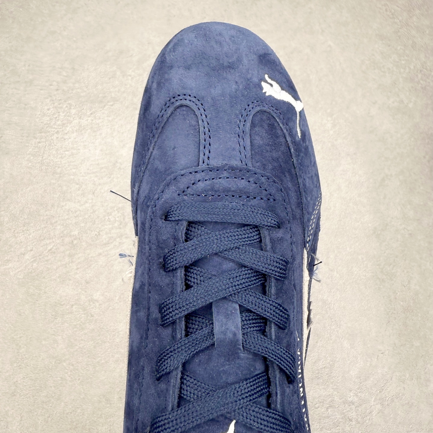 图片[4]-Balenciaga x PUMA/彪马 Speedcat 巴黎世家联名系列薄底鞋牛皮圆头做旧磨损低帮生活休闲鞋 男女同款 选用了近两年人气极高的 “薄底鞋” PUMA Speedcat 为蓝本，带来了多个不同配色的联名鞋款。在色调上继承了这双赛车鞋原本的惯用方案，但鞋身侧面标志性的 PUMA Formstrip 标志则采用了 “破坏做旧” 的手法，这也是 Balenciaga 鞋款极为常见的风格。 将白色的 PUMA Formstrip 撕掉了一大半，这极为 “粗暴” 的处理方式，在街头绝对有着十足的回头率。鞋头的 PUMA Logo 得以保留，烫金的 BALENCIAGA 字样则表明了它的联名身份，后跟则是鞋款的尺码，这也是 Balenciaga 鞋款的家族习惯。实拍调校N版已经零色差零失真 百分百还原实物色彩所见即所得 不存在货不对板色差等低级问题 选购参考实物拍摄 不混卖不参货 只用心做好货严格选品 承诺混一赔十 尺码：36 36.5 37.5 38 38.5 39 40 40.5 41 42 42.5 43 44 44.5 45 编码 Sby2936040-选品中心