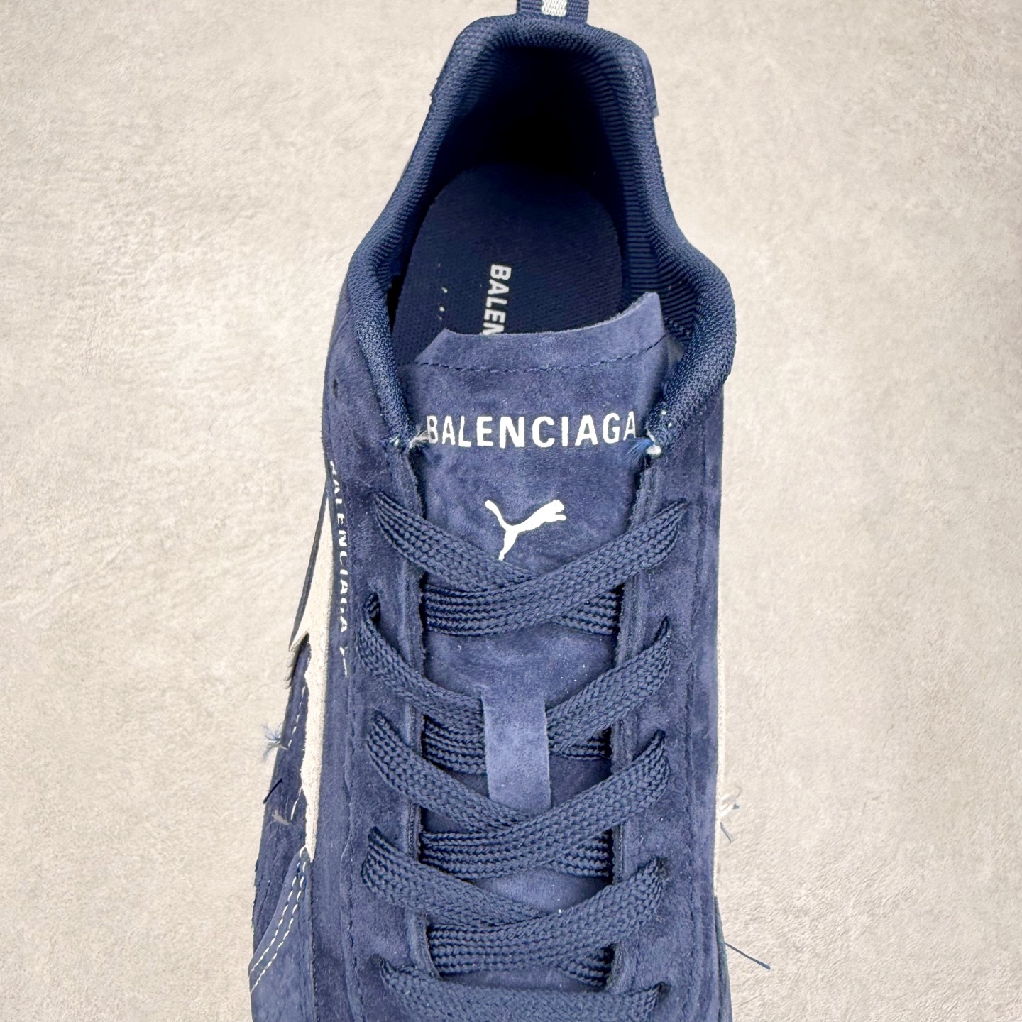 图片[5]-Balenciaga x PUMA/彪马 Speedcat 巴黎世家联名系列薄底鞋牛皮圆头做旧磨损低帮生活休闲鞋 男女同款 选用了近两年人气极高的 “薄底鞋” PUMA Speedcat 为蓝本，带来了多个不同配色的联名鞋款。在色调上继承了这双赛车鞋原本的惯用方案，但鞋身侧面标志性的 PUMA Formstrip 标志则采用了 “破坏做旧” 的手法，这也是 Balenciaga 鞋款极为常见的风格。 将白色的 PUMA Formstrip 撕掉了一大半，这极为 “粗暴” 的处理方式，在街头绝对有着十足的回头率。鞋头的 PUMA Logo 得以保留，烫金的 BALENCIAGA 字样则表明了它的联名身份，后跟则是鞋款的尺码，这也是 Balenciaga 鞋款的家族习惯。实拍调校N版已经零色差零失真 百分百还原实物色彩所见即所得 不存在货不对板色差等低级问题 选购参考实物拍摄 不混卖不参货 只用心做好货严格选品 承诺混一赔十 尺码：36 36.5 37.5 38 38.5 39 40 40.5 41 42 42.5 43 44 44.5 45 编码 Sby2936040-选品中心