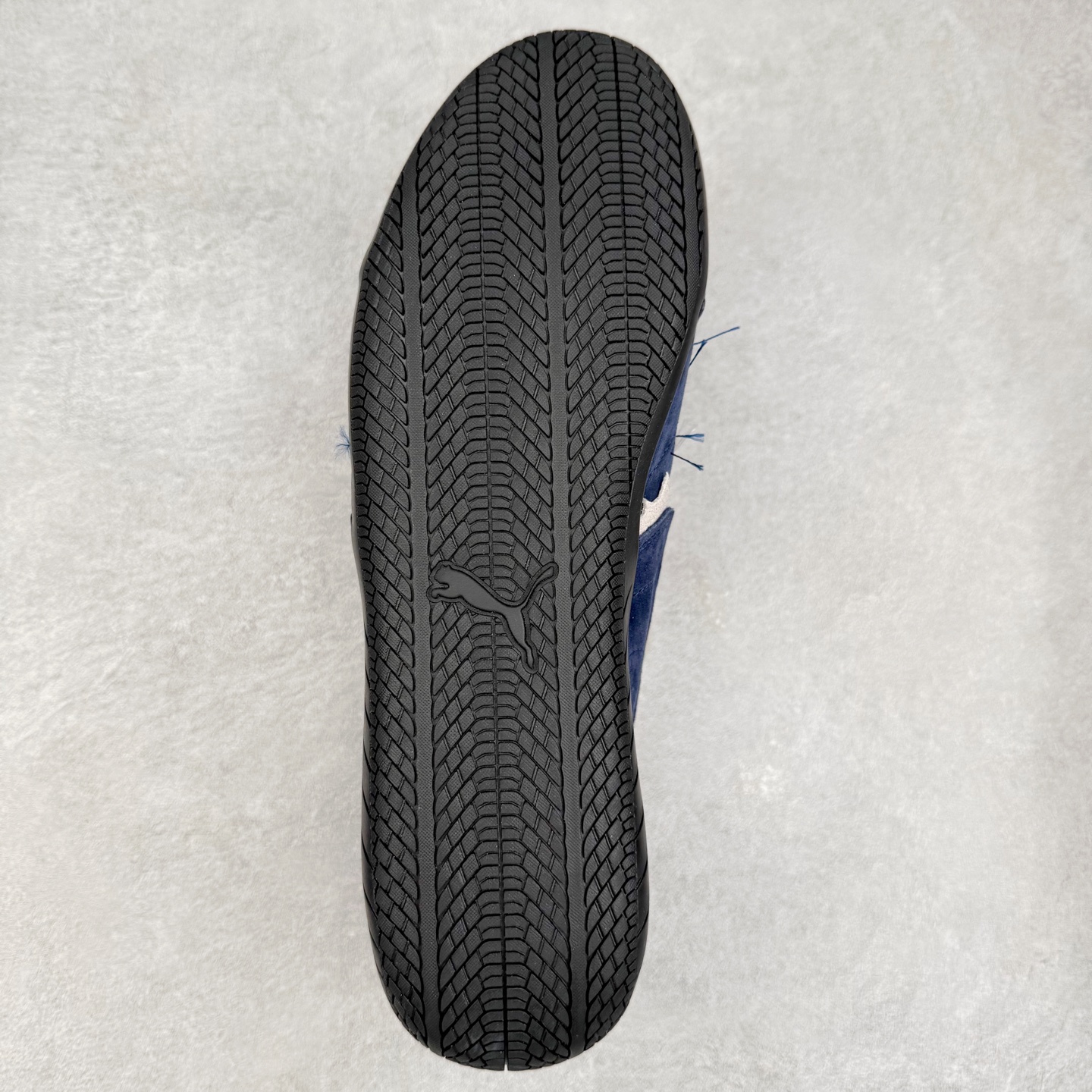 图片[9]-Balenciaga x PUMA/彪马 Speedcat 巴黎世家联名系列薄底鞋牛皮圆头做旧磨损低帮生活休闲鞋 男女同款 选用了近两年人气极高的 “薄底鞋” PUMA Speedcat 为蓝本，带来了多个不同配色的联名鞋款。在色调上继承了这双赛车鞋原本的惯用方案，但鞋身侧面标志性的 PUMA Formstrip 标志则采用了 “破坏做旧” 的手法，这也是 Balenciaga 鞋款极为常见的风格。 将白色的 PUMA Formstrip 撕掉了一大半，这极为 “粗暴” 的处理方式，在街头绝对有着十足的回头率。鞋头的 PUMA Logo 得以保留，烫金的 BALENCIAGA 字样则表明了它的联名身份，后跟则是鞋款的尺码，这也是 Balenciaga 鞋款的家族习惯。实拍调校N版已经零色差零失真 百分百还原实物色彩所见即所得 不存在货不对板色差等低级问题 选购参考实物拍摄 不混卖不参货 只用心做好货严格选品 承诺混一赔十 尺码：36 36.5 37.5 38 38.5 39 40 40.5 41 42 42.5 43 44 44.5 45 编码 Sby2936040-选品中心