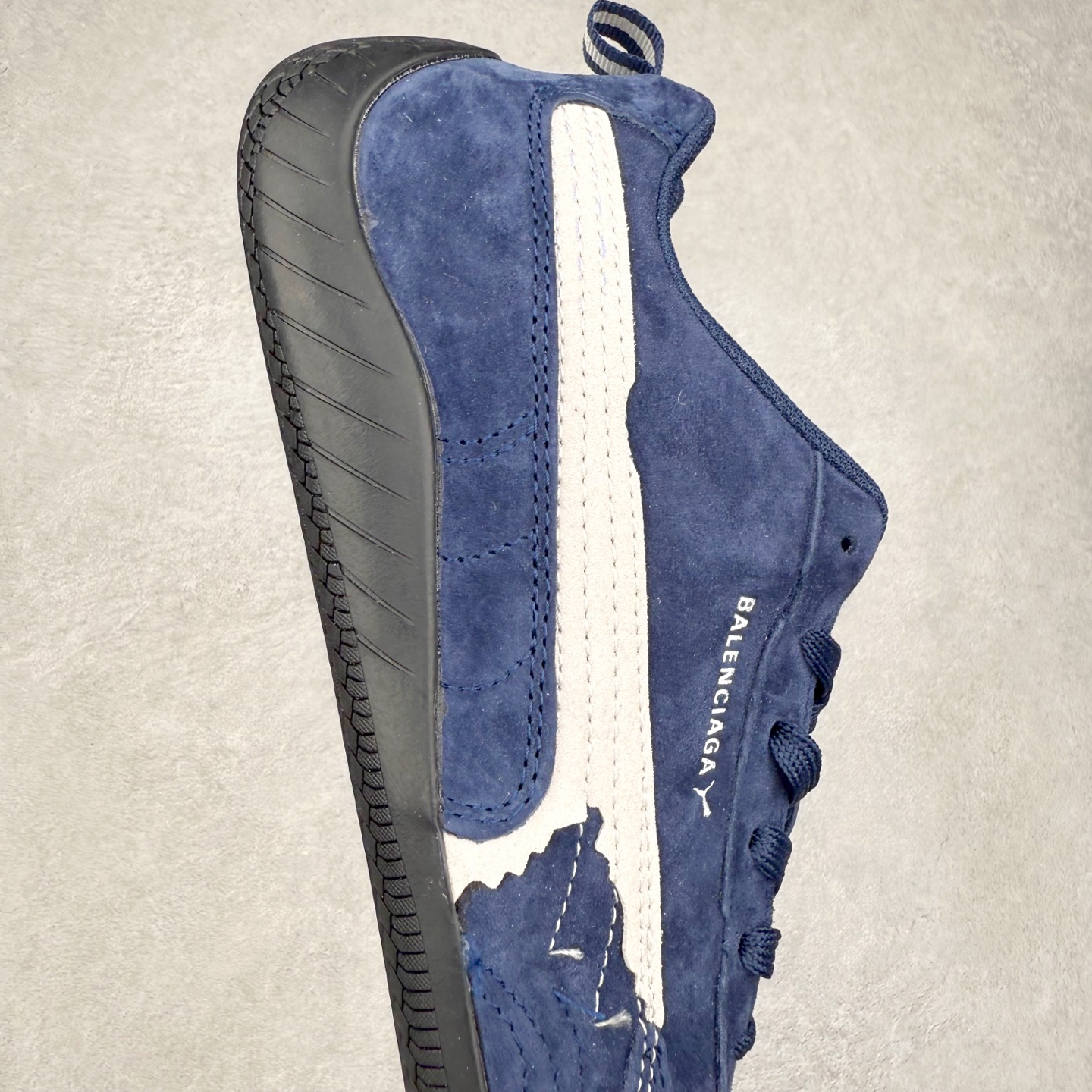 图片[6]-Balenciaga x PUMA/彪马 Speedcat 巴黎世家联名系列薄底鞋牛皮圆头做旧磨损低帮生活休闲鞋 男女同款 选用了近两年人气极高的 “薄底鞋” PUMA Speedcat 为蓝本，带来了多个不同配色的联名鞋款。在色调上继承了这双赛车鞋原本的惯用方案，但鞋身侧面标志性的 PUMA Formstrip 标志则采用了 “破坏做旧” 的手法，这也是 Balenciaga 鞋款极为常见的风格。 将白色的 PUMA Formstrip 撕掉了一大半，这极为 “粗暴” 的处理方式，在街头绝对有着十足的回头率。鞋头的 PUMA Logo 得以保留，烫金的 BALENCIAGA 字样则表明了它的联名身份，后跟则是鞋款的尺码，这也是 Balenciaga 鞋款的家族习惯。实拍调校N版已经零色差零失真 百分百还原实物色彩所见即所得 不存在货不对板色差等低级问题 选购参考实物拍摄 不混卖不参货 只用心做好货严格选品 承诺混一赔十 尺码：36 36.5 37.5 38 38.5 39 40 40.5 41 42 42.5 43 44 44.5 45 编码 Sby2936040-选品中心