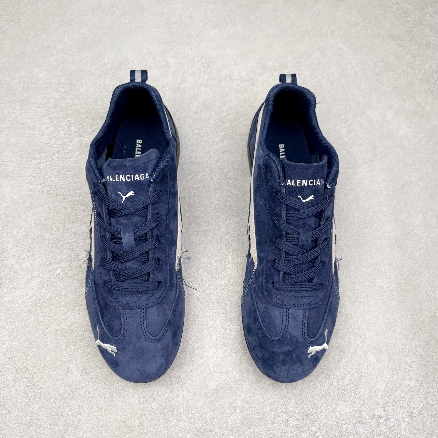 图片[2]-Balenciaga x PUMA/彪马 Speedcat 巴黎世家联名系列薄底鞋牛皮圆头做旧磨损低帮生活休闲鞋 男女同款 选用了近两年人气极高的 “薄底鞋” PUMA Speedcat 为蓝本，带来了多个不同配色的联名鞋款。在色调上继承了这双赛车鞋原本的惯用方案，但鞋身侧面标志性的 PUMA Formstrip 标志则采用了 “破坏做旧” 的手法，这也是 Balenciaga 鞋款极为常见的风格。 将白色的 PUMA Formstrip 撕掉了一大半，这极为 “粗暴” 的处理方式，在街头绝对有着十足的回头率。鞋头的 PUMA Logo 得以保留，烫金的 BALENCIAGA 字样则表明了它的联名身份，后跟则是鞋款的尺码，这也是 Balenciaga 鞋款的家族习惯。实拍调校N版已经零色差零失真 百分百还原实物色彩所见即所得 不存在货不对板色差等低级问题 选购参考实物拍摄 不混卖不参货 只用心做好货严格选品 承诺混一赔十 尺码：36 36.5 37.5 38 38.5 39 40 40.5 41 42 42.5 43 44 44.5 45 编码 Sby2936040-选品中心