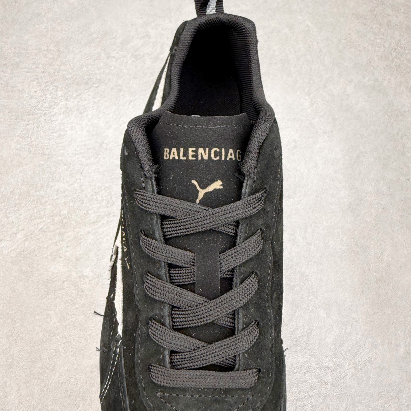 图片[5]-Balenciaga x PUMA/彪马 Speedcat 巴黎世家联名系列薄底鞋牛皮圆头做旧磨损低帮生活休闲鞋 男女同款 选用了近两年人气极高的 “薄底鞋” PUMA Speedcat 为蓝本，带来了多个不同配色的联名鞋款。在色调上继承了这双赛车鞋原本的惯用方案，但鞋身侧面标志性的 PUMA Formstrip 标志则采用了 “破坏做旧” 的手法，这也是 Balenciaga 鞋款极为常见的风格。 将白色的 PUMA Formstrip 撕掉了一大半，这极为 “粗暴” 的处理方式，在街头绝对有着十足的回头率。鞋头的 PUMA Logo 得以保留，烫金的 BALENCIAGA 字样则表明了它的联名身份，后跟则是鞋款的尺码，这也是 Balenciaga 鞋款的家族习惯。实拍调校N版已经零色差零失真 百分百还原实物色彩所见即所得 不存在货不对板色差等低级问题 选购参考实物拍摄 不混卖不参货 只用心做好货严格选品 承诺混一赔十 尺码：36 36.5 37.5 38 38.5 39 40 40.5 41 42 42.5 43 44 44.5 45 编码 Sby2936040-选品中心