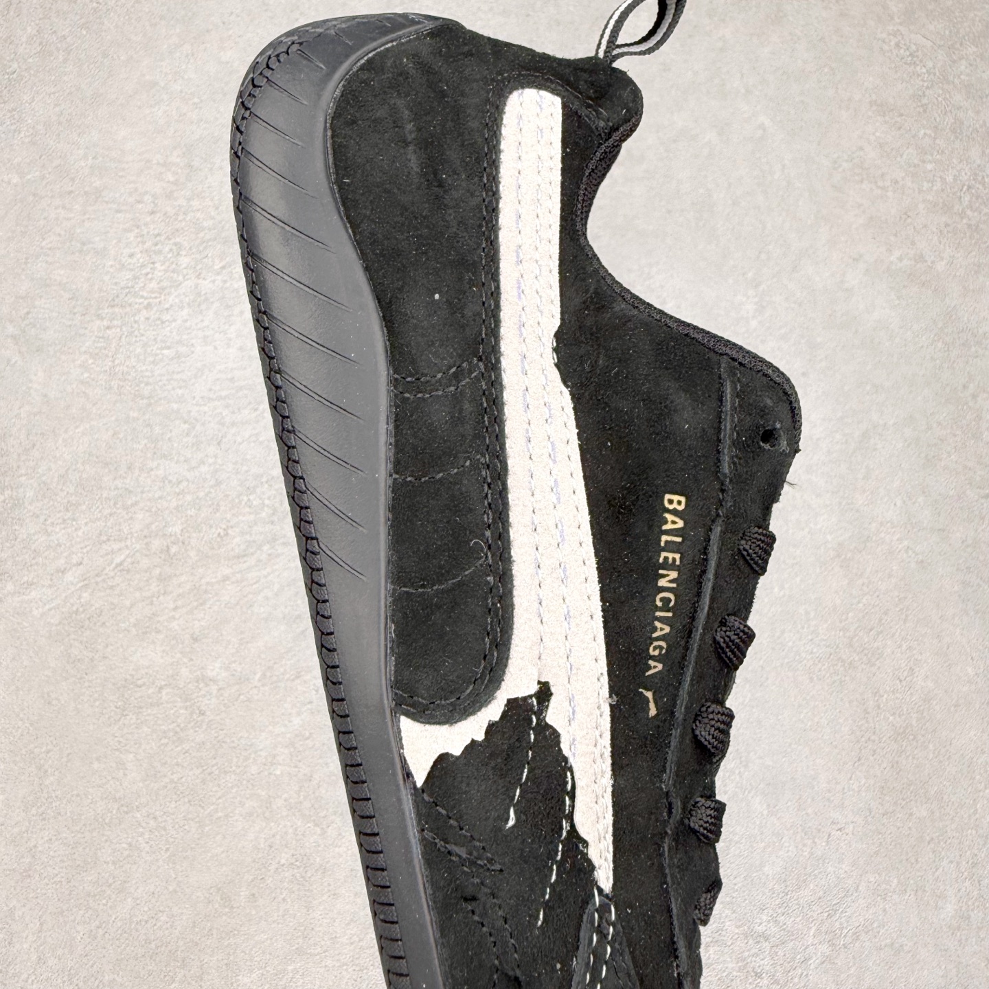 图片[6]-Balenciaga x PUMA/彪马 Speedcat 巴黎世家联名系列薄底鞋牛皮圆头做旧磨损低帮生活休闲鞋 男女同款 选用了近两年人气极高的 “薄底鞋” PUMA Speedcat 为蓝本，带来了多个不同配色的联名鞋款。在色调上继承了这双赛车鞋原本的惯用方案，但鞋身侧面标志性的 PUMA Formstrip 标志则采用了 “破坏做旧” 的手法，这也是 Balenciaga 鞋款极为常见的风格。 将白色的 PUMA Formstrip 撕掉了一大半，这极为 “粗暴” 的处理方式，在街头绝对有着十足的回头率。鞋头的 PUMA Logo 得以保留，烫金的 BALENCIAGA 字样则表明了它的联名身份，后跟则是鞋款的尺码，这也是 Balenciaga 鞋款的家族习惯。实拍调校N版已经零色差零失真 百分百还原实物色彩所见即所得 不存在货不对板色差等低级问题 选购参考实物拍摄 不混卖不参货 只用心做好货严格选品 承诺混一赔十 尺码：36 36.5 37.5 38 38.5 39 40 40.5 41 42 42.5 43 44 44.5 45 编码 Sby2936040-选品中心