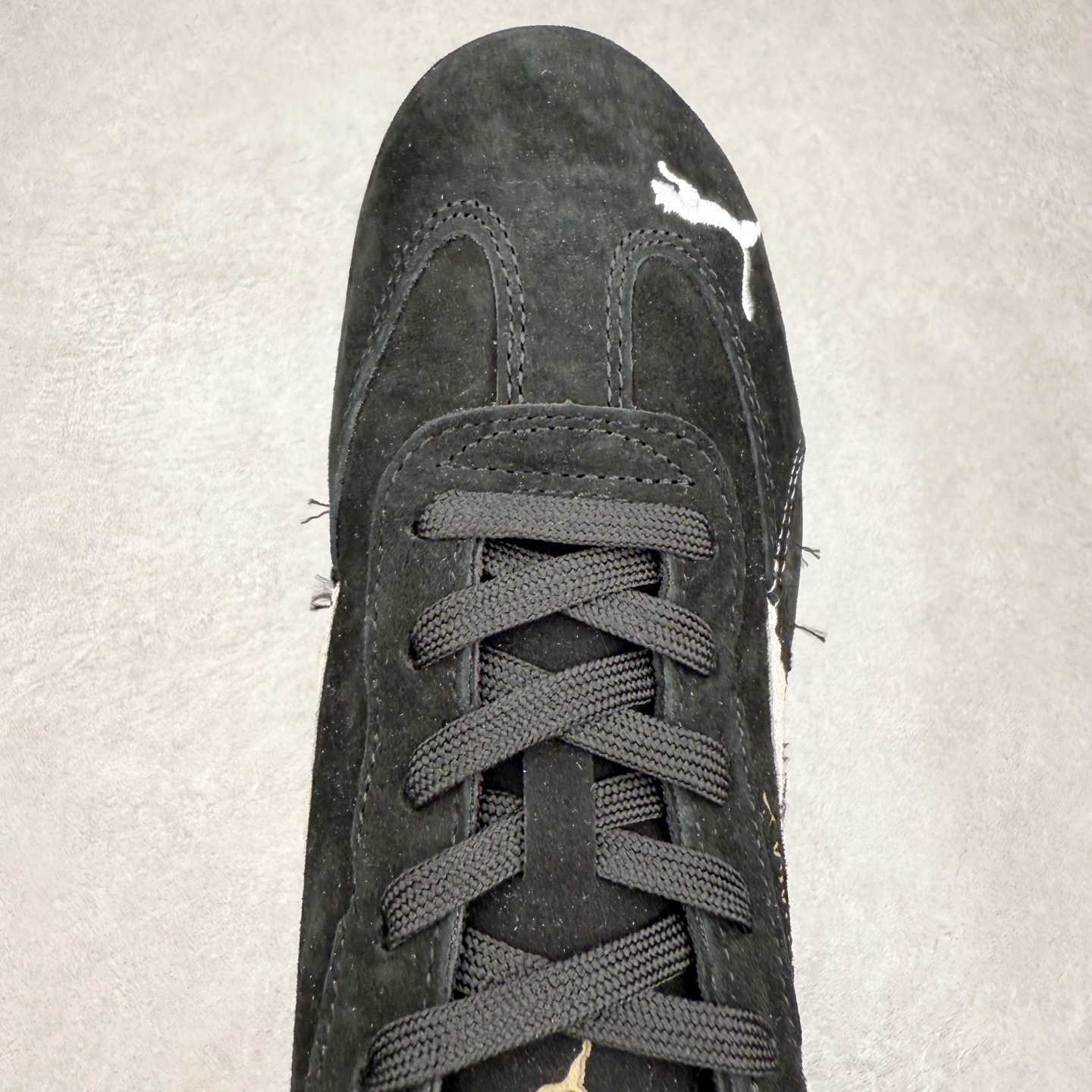 图片[4]-Balenciaga x PUMA/彪马 Speedcat 巴黎世家联名系列薄底鞋牛皮圆头做旧磨损低帮生活休闲鞋 男女同款 选用了近两年人气极高的 “薄底鞋” PUMA Speedcat 为蓝本，带来了多个不同配色的联名鞋款。在色调上继承了这双赛车鞋原本的惯用方案，但鞋身侧面标志性的 PUMA Formstrip 标志则采用了 “破坏做旧” 的手法，这也是 Balenciaga 鞋款极为常见的风格。 将白色的 PUMA Formstrip 撕掉了一大半，这极为 “粗暴” 的处理方式，在街头绝对有着十足的回头率。鞋头的 PUMA Logo 得以保留，烫金的 BALENCIAGA 字样则表明了它的联名身份，后跟则是鞋款的尺码，这也是 Balenciaga 鞋款的家族习惯。实拍调校N版已经零色差零失真 百分百还原实物色彩所见即所得 不存在货不对板色差等低级问题 选购参考实物拍摄 不混卖不参货 只用心做好货严格选品 承诺混一赔十 尺码：36 36.5 37.5 38 38.5 39 40 40.5 41 42 42.5 43 44 44.5 45 编码 Sby2936040-选品中心