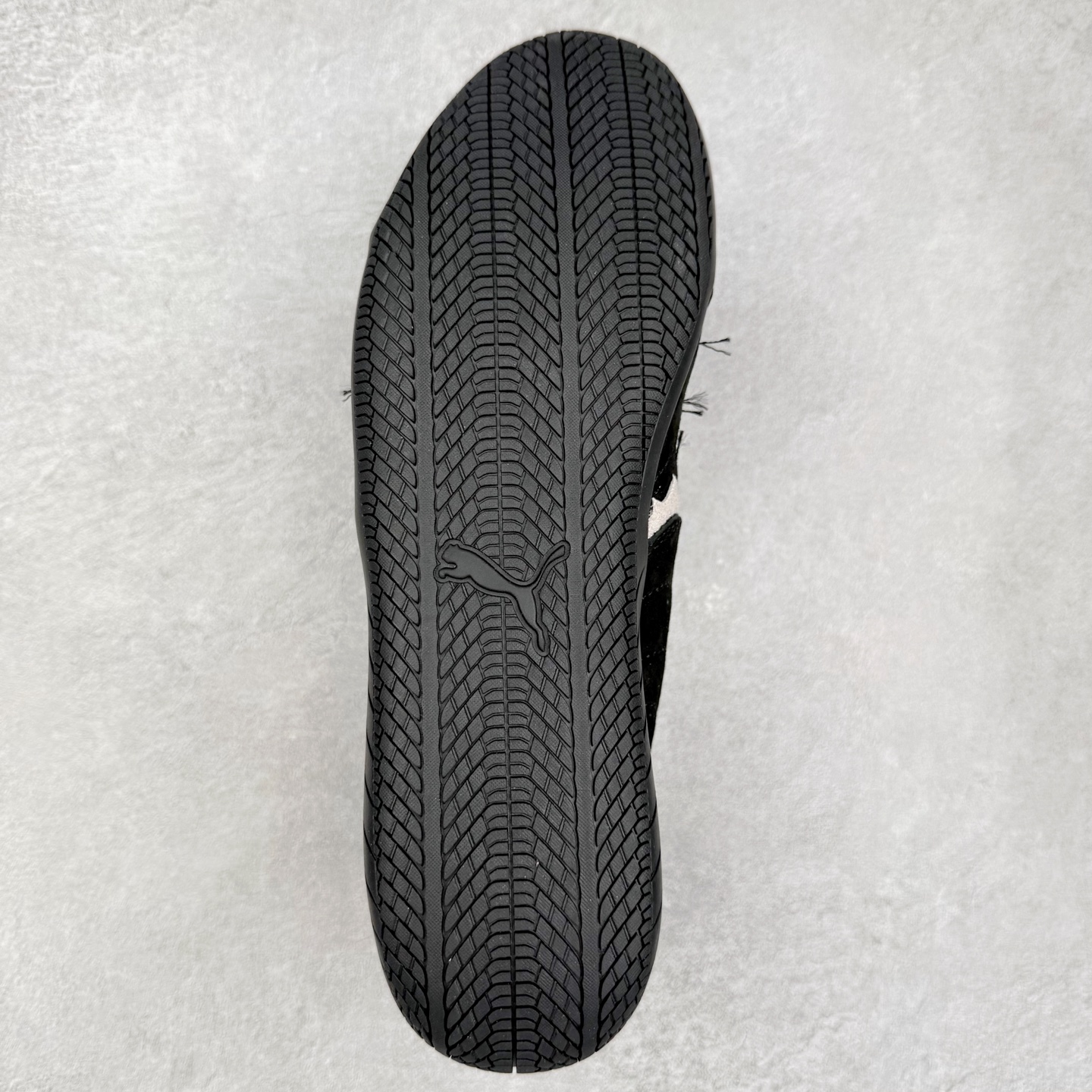 图片[9]-Balenciaga x PUMA/彪马 Speedcat 巴黎世家联名系列薄底鞋牛皮圆头做旧磨损低帮生活休闲鞋 男女同款 选用了近两年人气极高的 “薄底鞋” PUMA Speedcat 为蓝本，带来了多个不同配色的联名鞋款。在色调上继承了这双赛车鞋原本的惯用方案，但鞋身侧面标志性的 PUMA Formstrip 标志则采用了 “破坏做旧” 的手法，这也是 Balenciaga 鞋款极为常见的风格。 将白色的 PUMA Formstrip 撕掉了一大半，这极为 “粗暴” 的处理方式，在街头绝对有着十足的回头率。鞋头的 PUMA Logo 得以保留，烫金的 BALENCIAGA 字样则表明了它的联名身份，后跟则是鞋款的尺码，这也是 Balenciaga 鞋款的家族习惯。实拍调校N版已经零色差零失真 百分百还原实物色彩所见即所得 不存在货不对板色差等低级问题 选购参考实物拍摄 不混卖不参货 只用心做好货严格选品 承诺混一赔十 尺码：36 36.5 37.5 38 38.5 39 40 40.5 41 42 42.5 43 44 44.5 45 编码 Sby2936040-选品中心