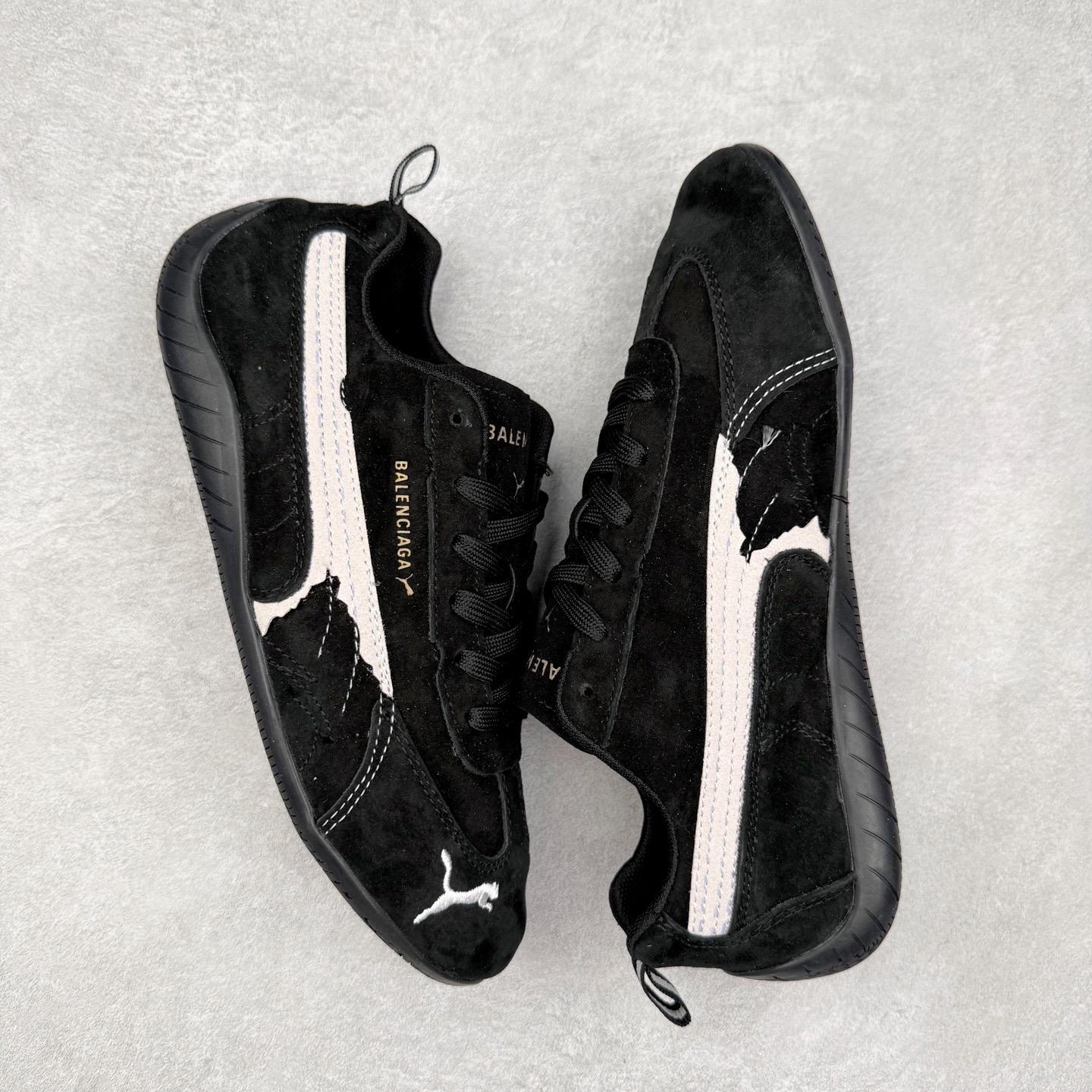 图片[3]-Balenciaga x PUMA/彪马 Speedcat 巴黎世家联名系列薄底鞋牛皮圆头做旧磨损低帮生活休闲鞋 男女同款 选用了近两年人气极高的 “薄底鞋” PUMA Speedcat 为蓝本，带来了多个不同配色的联名鞋款。在色调上继承了这双赛车鞋原本的惯用方案，但鞋身侧面标志性的 PUMA Formstrip 标志则采用了 “破坏做旧” 的手法，这也是 Balenciaga 鞋款极为常见的风格。 将白色的 PUMA Formstrip 撕掉了一大半，这极为 “粗暴” 的处理方式，在街头绝对有着十足的回头率。鞋头的 PUMA Logo 得以保留，烫金的 BALENCIAGA 字样则表明了它的联名身份，后跟则是鞋款的尺码，这也是 Balenciaga 鞋款的家族习惯。实拍调校N版已经零色差零失真 百分百还原实物色彩所见即所得 不存在货不对板色差等低级问题 选购参考实物拍摄 不混卖不参货 只用心做好货严格选品 承诺混一赔十 尺码：36 36.5 37.5 38 38.5 39 40 40.5 41 42 42.5 43 44 44.5 45 编码 Sby2936040-选品中心