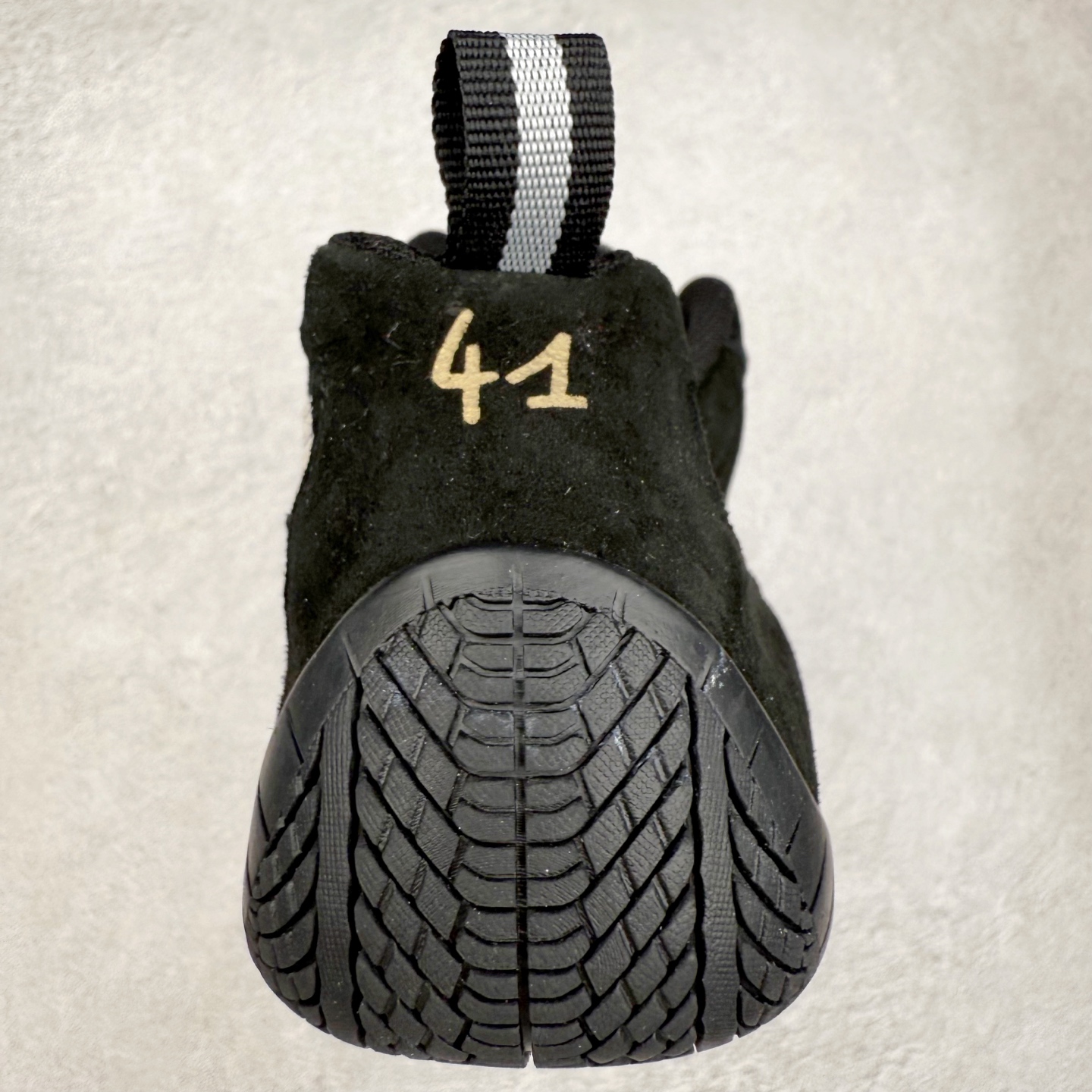 图片[8]-Balenciaga x PUMA/彪马 Speedcat 巴黎世家联名系列薄底鞋牛皮圆头做旧磨损低帮生活休闲鞋 男女同款 选用了近两年人气极高的 “薄底鞋” PUMA Speedcat 为蓝本，带来了多个不同配色的联名鞋款。在色调上继承了这双赛车鞋原本的惯用方案，但鞋身侧面标志性的 PUMA Formstrip 标志则采用了 “破坏做旧” 的手法，这也是 Balenciaga 鞋款极为常见的风格。 将白色的 PUMA Formstrip 撕掉了一大半，这极为 “粗暴” 的处理方式，在街头绝对有着十足的回头率。鞋头的 PUMA Logo 得以保留，烫金的 BALENCIAGA 字样则表明了它的联名身份，后跟则是鞋款的尺码，这也是 Balenciaga 鞋款的家族习惯。实拍调校N版已经零色差零失真 百分百还原实物色彩所见即所得 不存在货不对板色差等低级问题 选购参考实物拍摄 不混卖不参货 只用心做好货严格选品 承诺混一赔十 尺码：36 36.5 37.5 38 38.5 39 40 40.5 41 42 42.5 43 44 44.5 45 编码 Sby2936040-选品中心