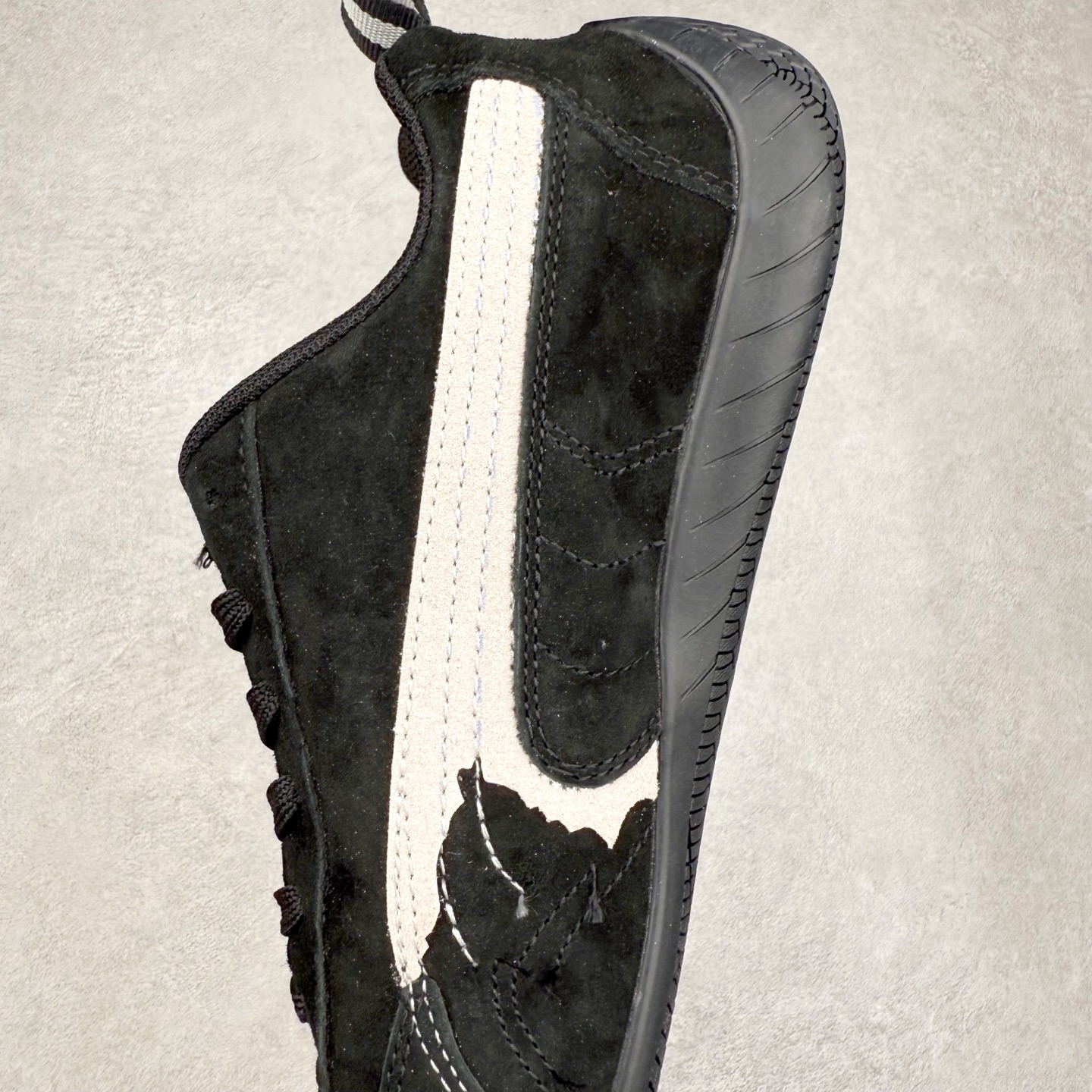 图片[7]-Balenciaga x PUMA/彪马 Speedcat 巴黎世家联名系列薄底鞋牛皮圆头做旧磨损低帮生活休闲鞋 男女同款 选用了近两年人气极高的 “薄底鞋” PUMA Speedcat 为蓝本，带来了多个不同配色的联名鞋款。在色调上继承了这双赛车鞋原本的惯用方案，但鞋身侧面标志性的 PUMA Formstrip 标志则采用了 “破坏做旧” 的手法，这也是 Balenciaga 鞋款极为常见的风格。 将白色的 PUMA Formstrip 撕掉了一大半，这极为 “粗暴” 的处理方式，在街头绝对有着十足的回头率。鞋头的 PUMA Logo 得以保留，烫金的 BALENCIAGA 字样则表明了它的联名身份，后跟则是鞋款的尺码，这也是 Balenciaga 鞋款的家族习惯。实拍调校N版已经零色差零失真 百分百还原实物色彩所见即所得 不存在货不对板色差等低级问题 选购参考实物拍摄 不混卖不参货 只用心做好货严格选品 承诺混一赔十 尺码：36 36.5 37.5 38 38.5 39 40 40.5 41 42 42.5 43 44 44.5 45 编码 Sby2936040-选品中心