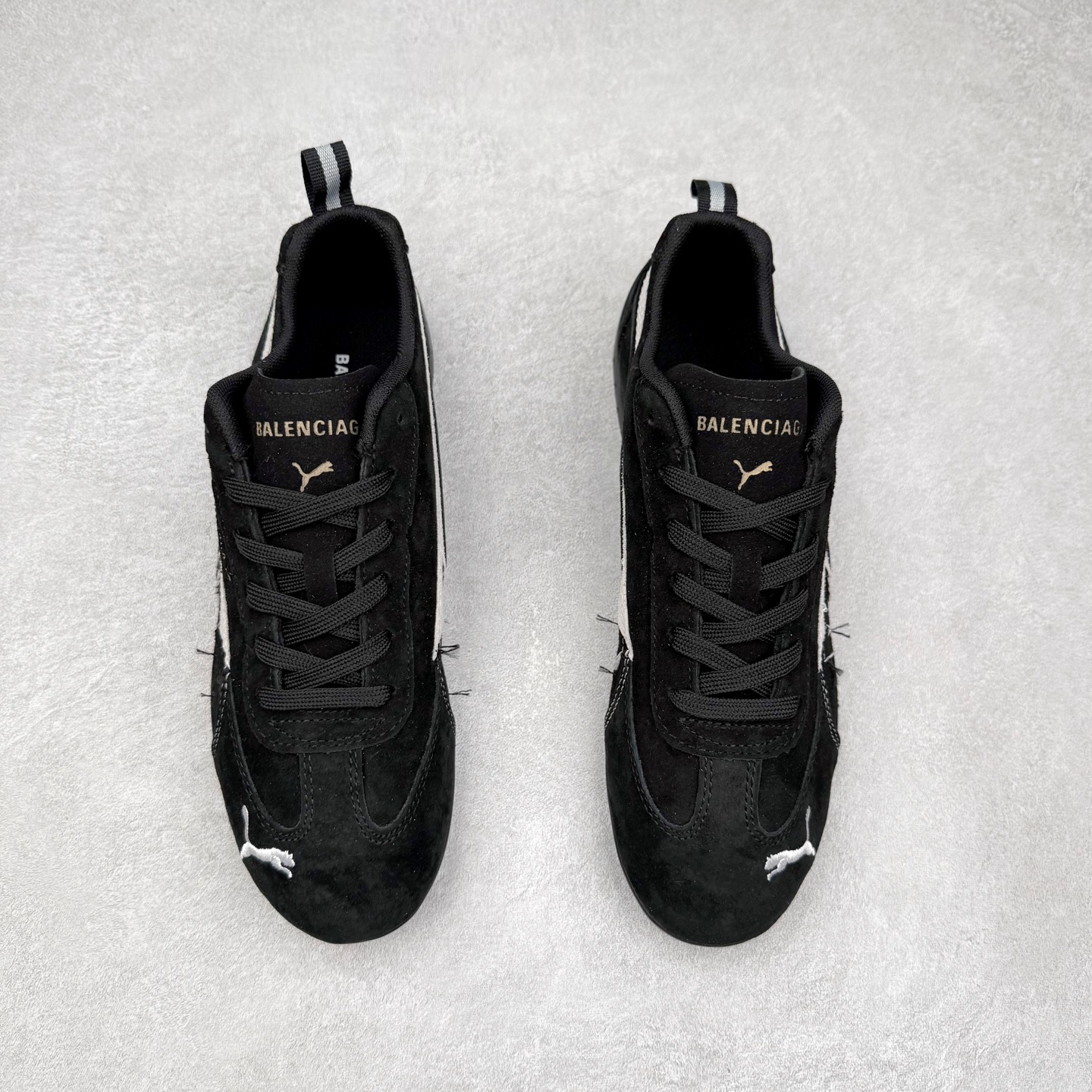 图片[2]-Balenciaga x PUMA/彪马 Speedcat 巴黎世家联名系列薄底鞋牛皮圆头做旧磨损低帮生活休闲鞋 男女同款 选用了近两年人气极高的 “薄底鞋” PUMA Speedcat 为蓝本，带来了多个不同配色的联名鞋款。在色调上继承了这双赛车鞋原本的惯用方案，但鞋身侧面标志性的 PUMA Formstrip 标志则采用了 “破坏做旧” 的手法，这也是 Balenciaga 鞋款极为常见的风格。 将白色的 PUMA Formstrip 撕掉了一大半，这极为 “粗暴” 的处理方式，在街头绝对有着十足的回头率。鞋头的 PUMA Logo 得以保留，烫金的 BALENCIAGA 字样则表明了它的联名身份，后跟则是鞋款的尺码，这也是 Balenciaga 鞋款的家族习惯。实拍调校N版已经零色差零失真 百分百还原实物色彩所见即所得 不存在货不对板色差等低级问题 选购参考实物拍摄 不混卖不参货 只用心做好货严格选品 承诺混一赔十 尺码：36 36.5 37.5 38 38.5 39 40 40.5 41 42 42.5 43 44 44.5 45 编码 Sby2936040-选品中心