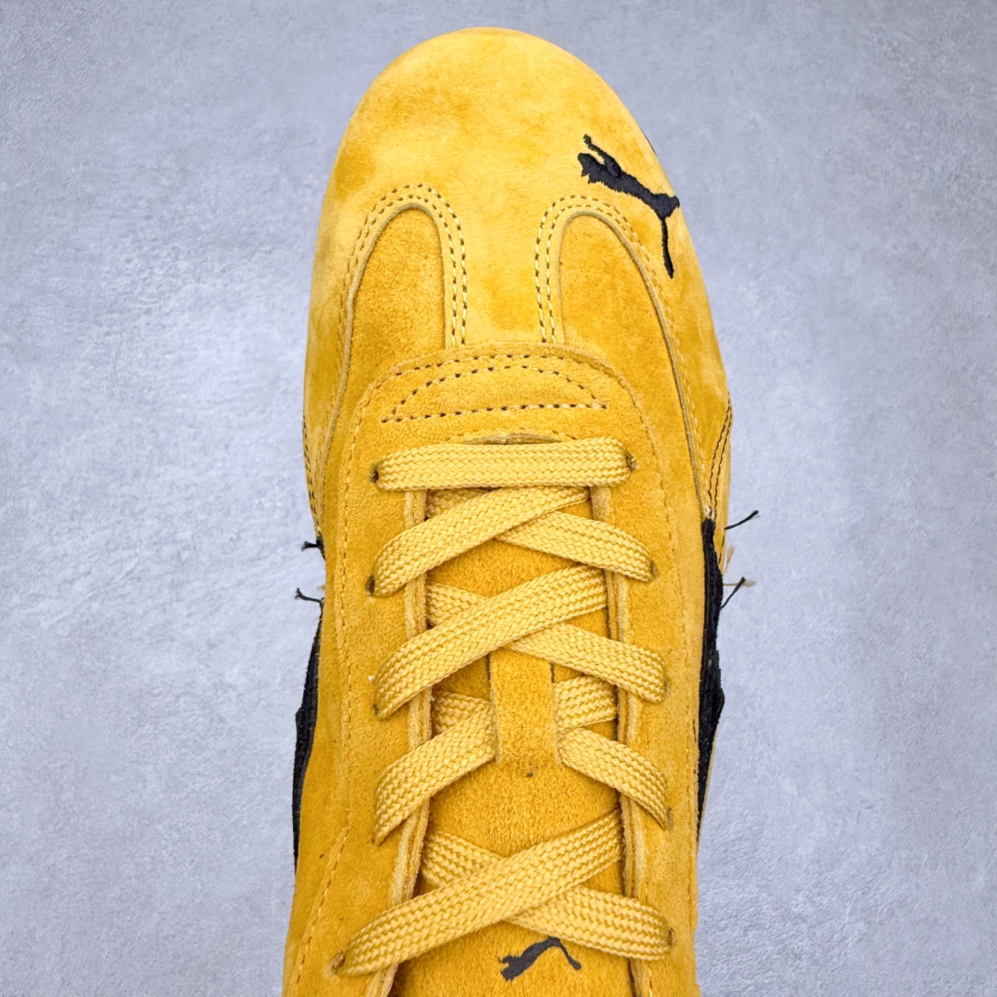 图片[4]-Balenciaga x PUMA/彪马 Speedcat 巴黎世家联名系列薄底鞋牛皮圆头做旧磨损低帮生活休闲鞋 男女同款 选用了近两年人气极高的 “薄底鞋” PUMA Speedcat 为蓝本，带来了多个不同配色的联名鞋款。在色调上继承了这双赛车鞋原本的惯用方案，但鞋身侧面标志性的 PUMA Formstrip 标志则采用了 “破坏做旧” 的手法，这也是 Balenciaga 鞋款极为常见的风格。 将白色的 PUMA Formstrip 撕掉了一大半，这极为 “粗暴” 的处理方式，在街头绝对有着十足的回头率。鞋头的 PUMA Logo 得以保留，烫金的 BALENCIAGA 字样则表明了它的联名身份，后跟则是鞋款的尺码，这也是 Balenciaga 鞋款的家族习惯。实拍调校N版已经零色差零失真 百分百还原实物色彩所见即所得 不存在货不对板色差等低级问题 选购参考实物拍摄 不混卖不参货 只用心做好货严格选品 承诺混一赔十 尺码：36 36.5 37.5 38 38.5 39 40 40.5 41 42 42.5 43 44 44.5 45 编码 Sby2936040-选品中心