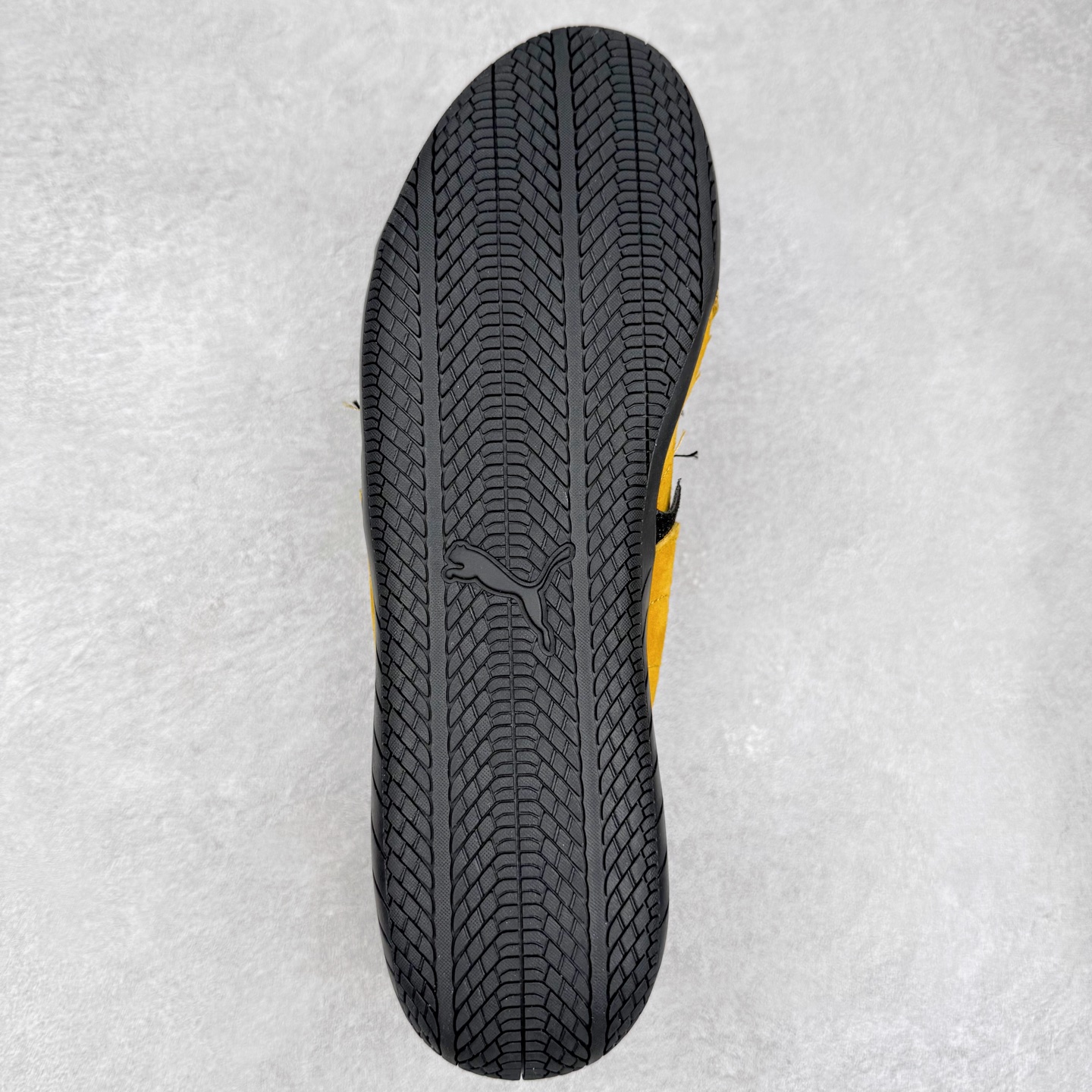 图片[9]-Balenciaga x PUMA/彪马 Speedcat 巴黎世家联名系列薄底鞋牛皮圆头做旧磨损低帮生活休闲鞋 男女同款 选用了近两年人气极高的 “薄底鞋” PUMA Speedcat 为蓝本，带来了多个不同配色的联名鞋款。在色调上继承了这双赛车鞋原本的惯用方案，但鞋身侧面标志性的 PUMA Formstrip 标志则采用了 “破坏做旧” 的手法，这也是 Balenciaga 鞋款极为常见的风格。 将白色的 PUMA Formstrip 撕掉了一大半，这极为 “粗暴” 的处理方式，在街头绝对有着十足的回头率。鞋头的 PUMA Logo 得以保留，烫金的 BALENCIAGA 字样则表明了它的联名身份，后跟则是鞋款的尺码，这也是 Balenciaga 鞋款的家族习惯。实拍调校N版已经零色差零失真 百分百还原实物色彩所见即所得 不存在货不对板色差等低级问题 选购参考实物拍摄 不混卖不参货 只用心做好货严格选品 承诺混一赔十 尺码：36 36.5 37.5 38 38.5 39 40 40.5 41 42 42.5 43 44 44.5 45 编码 Sby2936040-选品中心